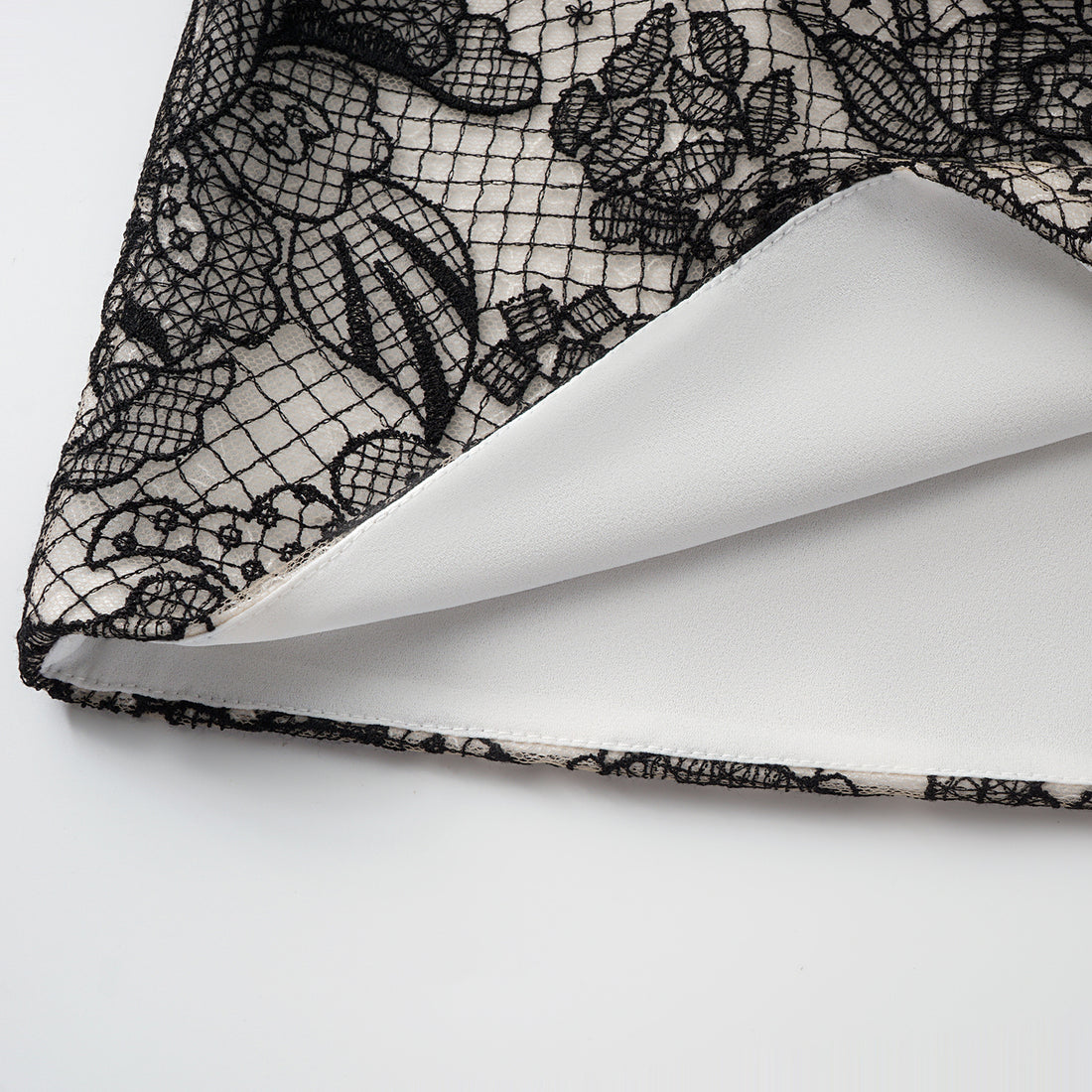 “Weekend At Monaco."鏤雕浮紋織花蕾絲短褲—Velvet Noir絲絨夜