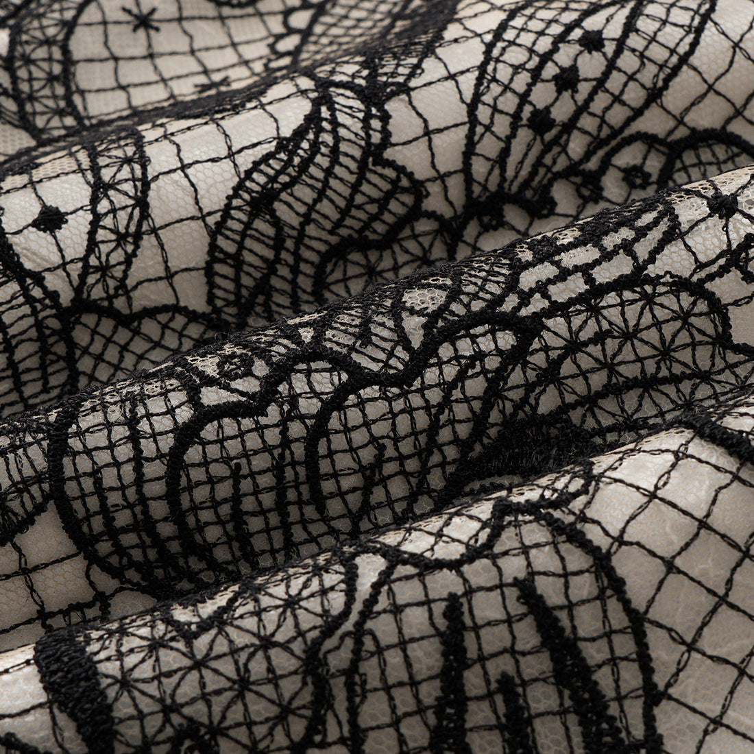 “Weekend At Monaco."鏤雕浮紋織花蕾絲短褲—Velvet Noir絲絨夜