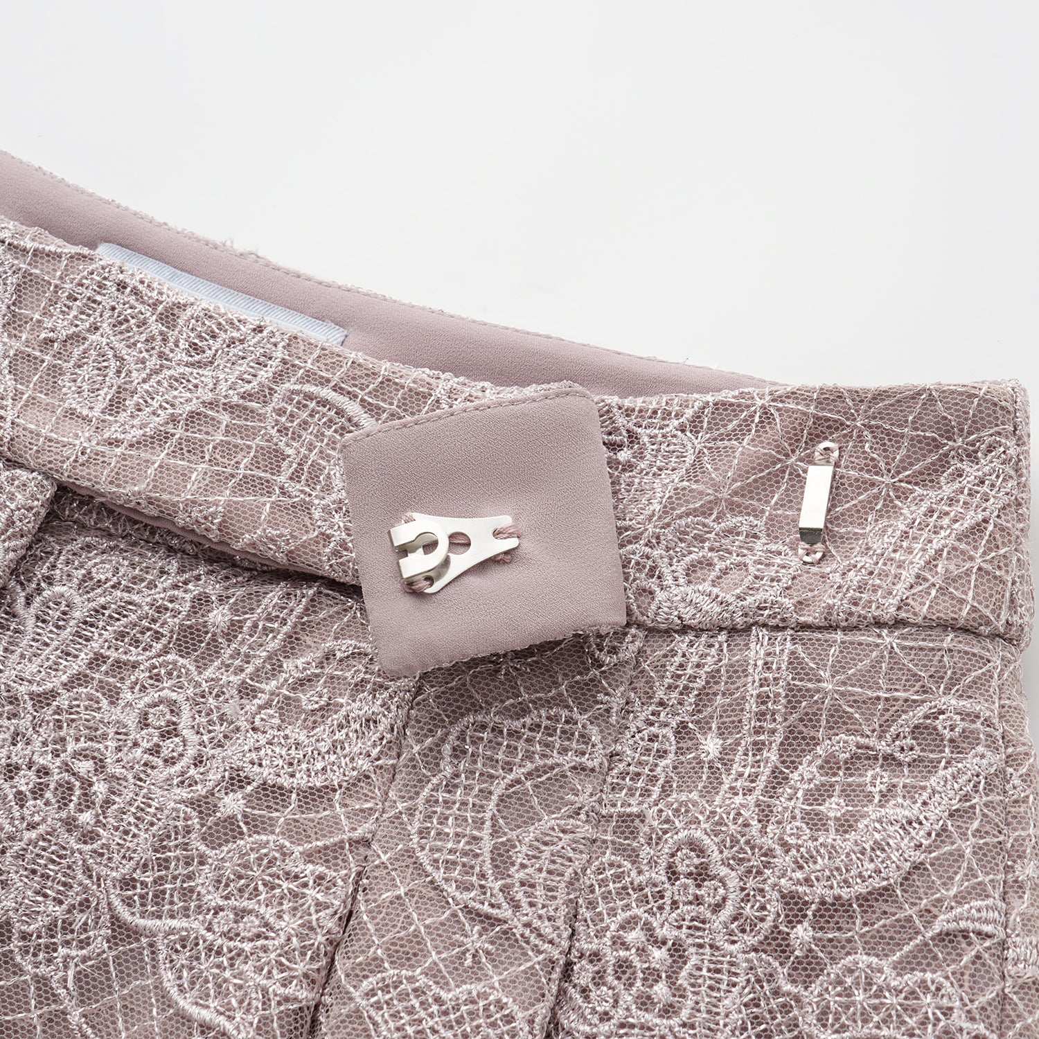 “Weekend At Monaco."鏤雕浮紋織花蕾絲短褲—Misty Rose薄霧玫瑰