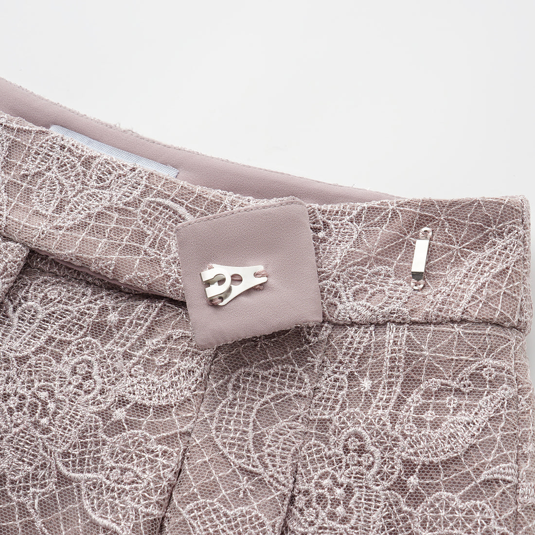 “Weekend At Monaco."鏤雕浮紋織花蕾絲短褲—Misty Rose薄霧玫瑰