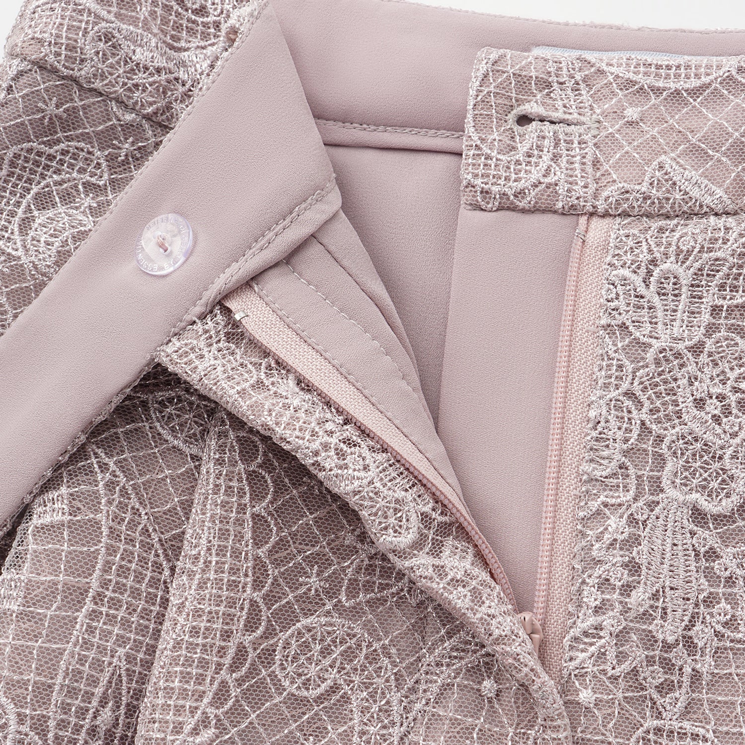 “Weekend At Monaco."鏤雕浮紋織花蕾絲短褲—Misty Rose薄霧玫瑰