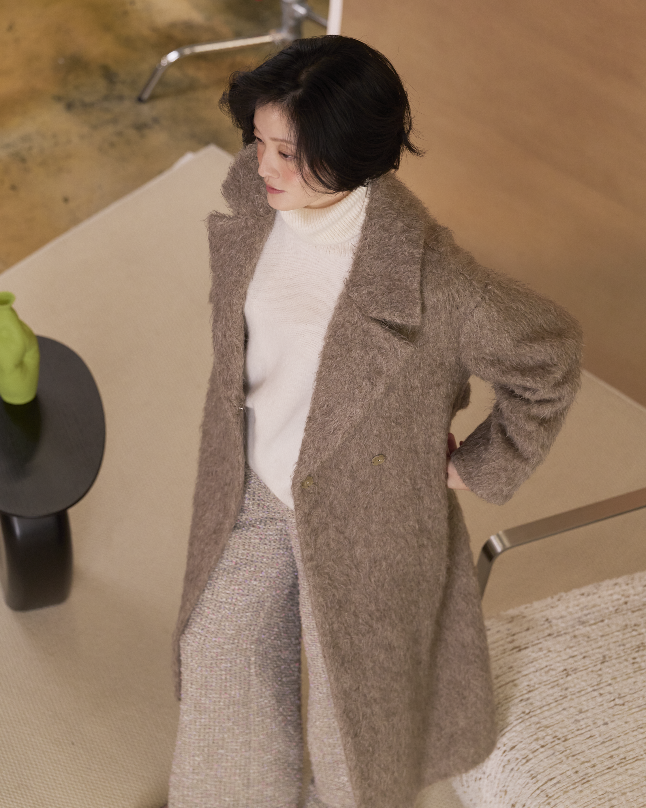 “擁抱的形狀 The Shape of an Embrace • 柔灰棕 Soft Taupe” 馬海毛羊毛立體絨圈繫帶長大衣