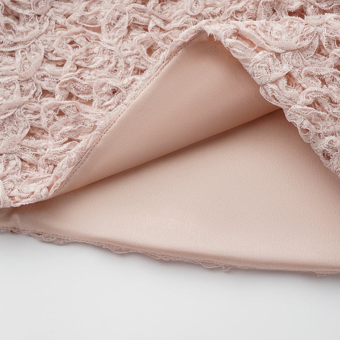 “Sloane Ave."繞畫織藝鏤花蕾絲短褲—Rose Reverie織夢玫瑰