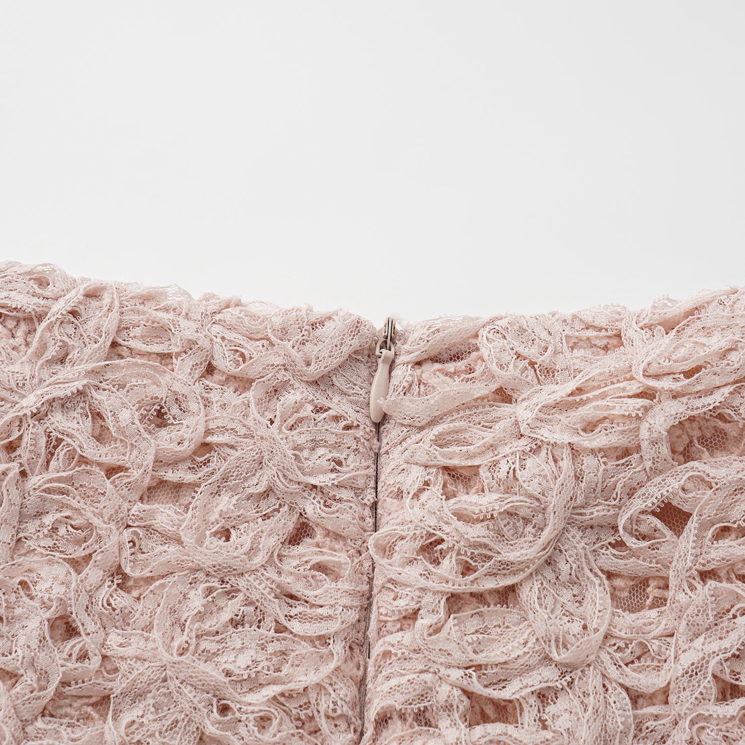 “Sloane Ave."繞畫織藝鏤花蕾絲短褲—Rose Reverie織夢玫瑰