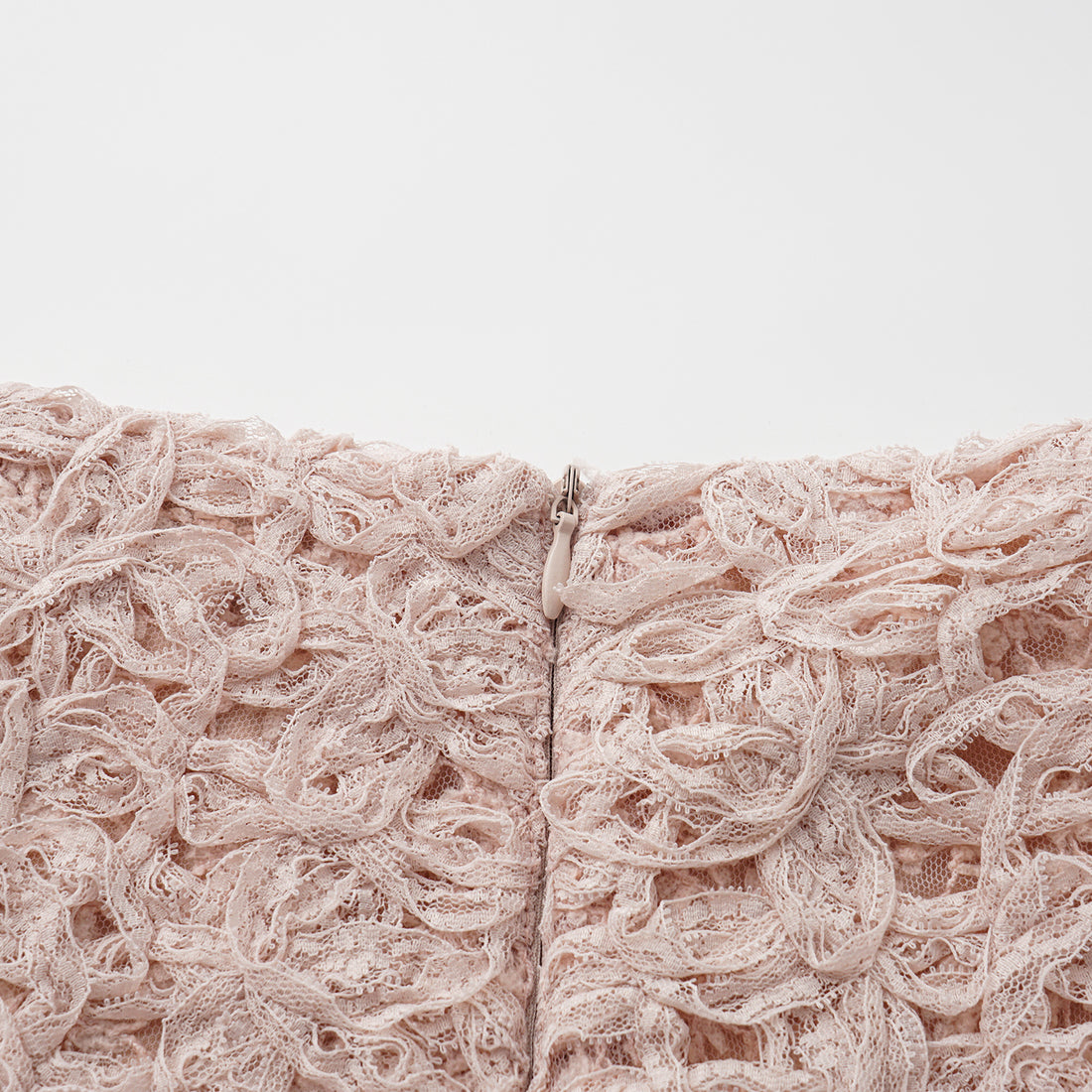 “Sloane Ave."繞畫織藝鏤花蕾絲短褲—Rose Reverie織夢玫瑰