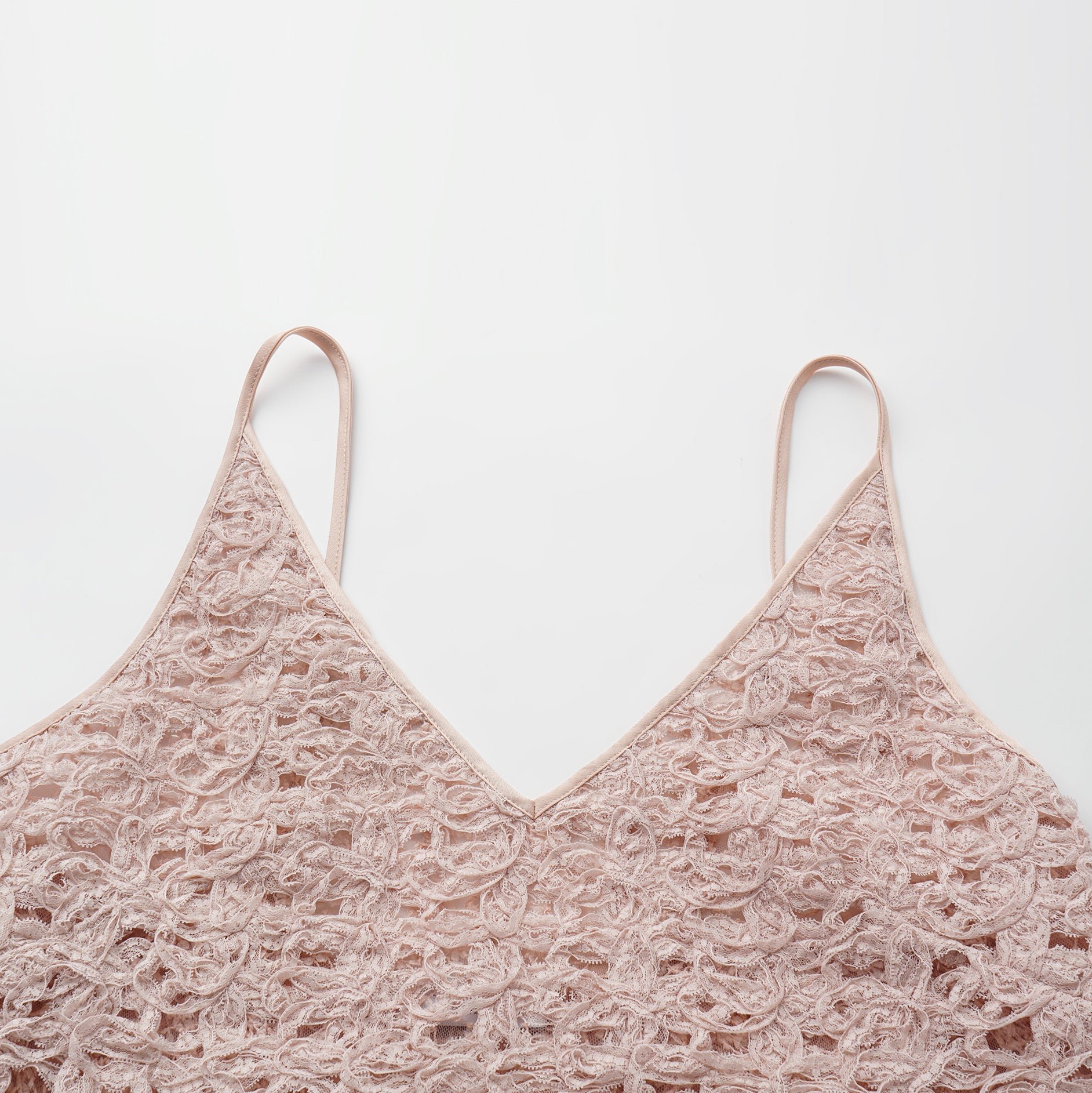 “Sloane Ave."繞畫織藝鏤花蕾絲細肩帶背心—Rose Reverie織夢玫瑰