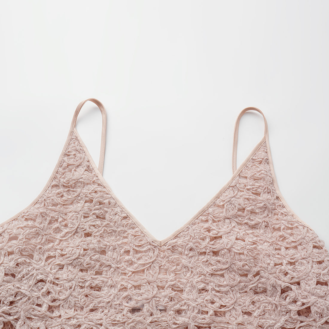 “Sloane Ave."繞畫織藝鏤花蕾絲細肩帶背心—Rose Reverie織夢玫瑰