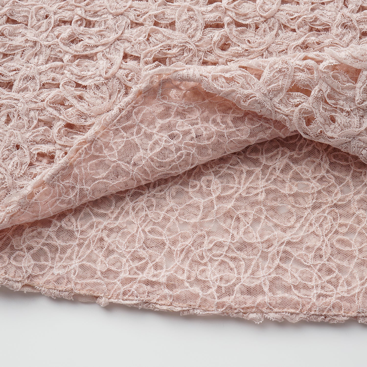 “Sloane Ave."繞畫織藝鏤花蕾絲細肩帶背心—Rose Reverie織夢玫瑰