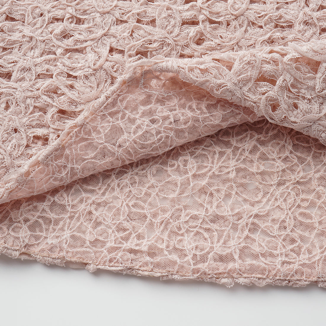 “Sloane Ave."繞畫織藝鏤花蕾絲細肩帶背心—Rose Reverie織夢玫瑰