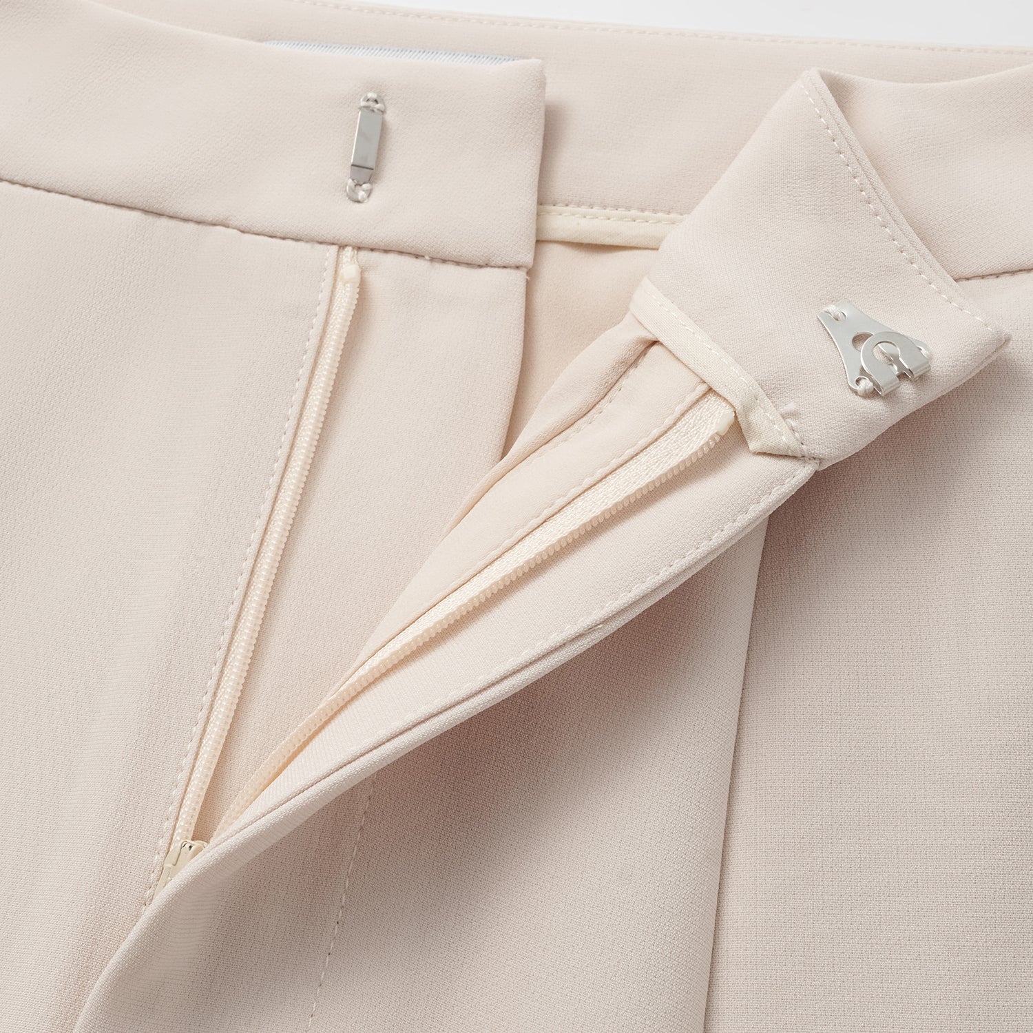 “Easy-go Chic” 肌理醋酸立體剪裁寬褲—Beige