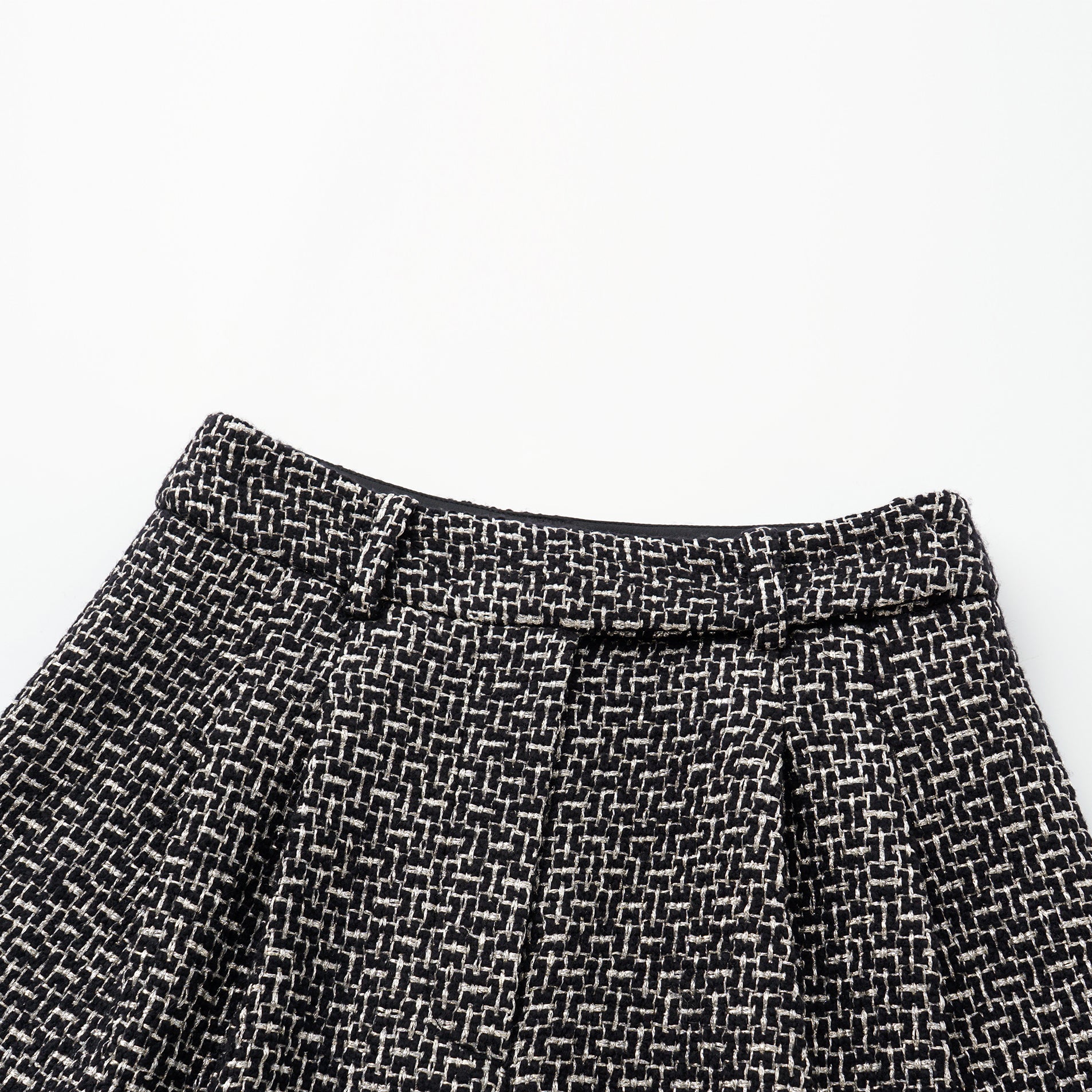 "Chelsea Citywalk." 羊毛真絲立體築理銀織花呢短褲—Woolf Noir吳爾芙之影