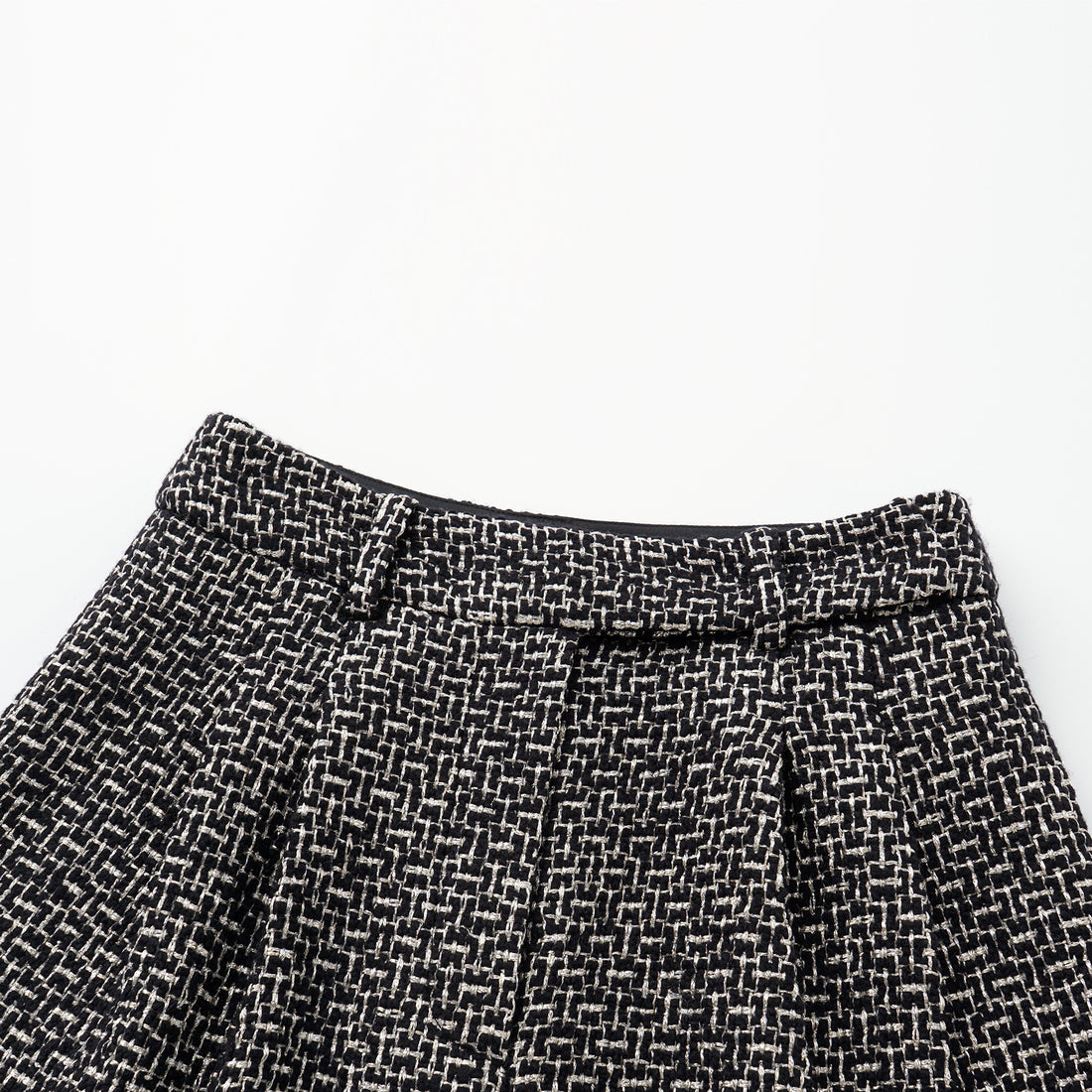 "Chelsea Citywalk." 羊毛真絲立體築理銀織花呢短褲—Woolf Noir吳爾芙之影