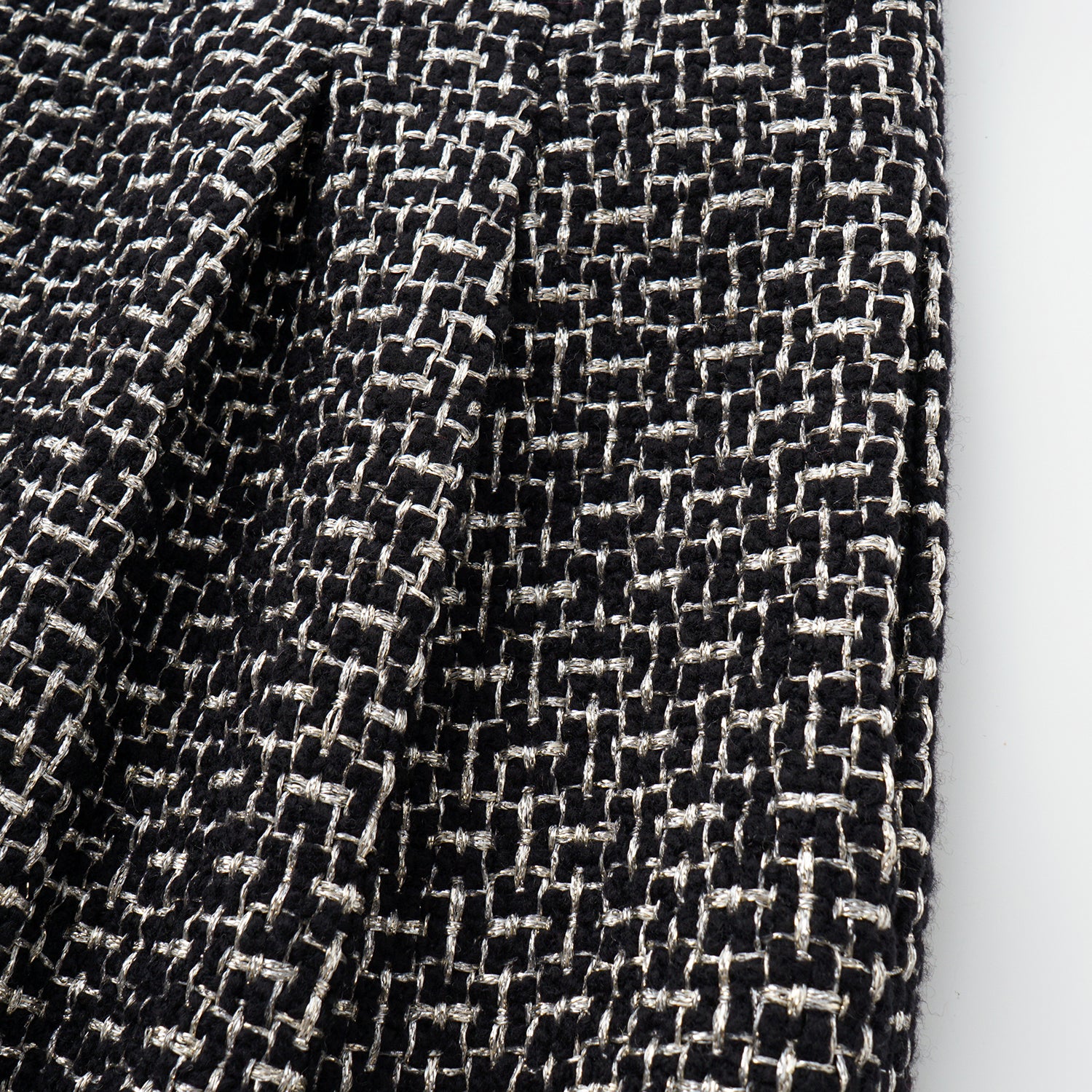 "Chelsea Citywalk." 羊毛真絲立體築理銀織花呢短褲—Woolf Noir吳爾芙之影