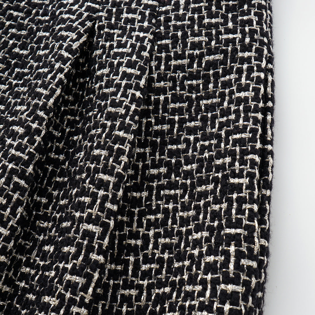 "Chelsea Citywalk." 羊毛真絲立體築理銀織花呢短褲—Woolf Noir吳爾芙之影