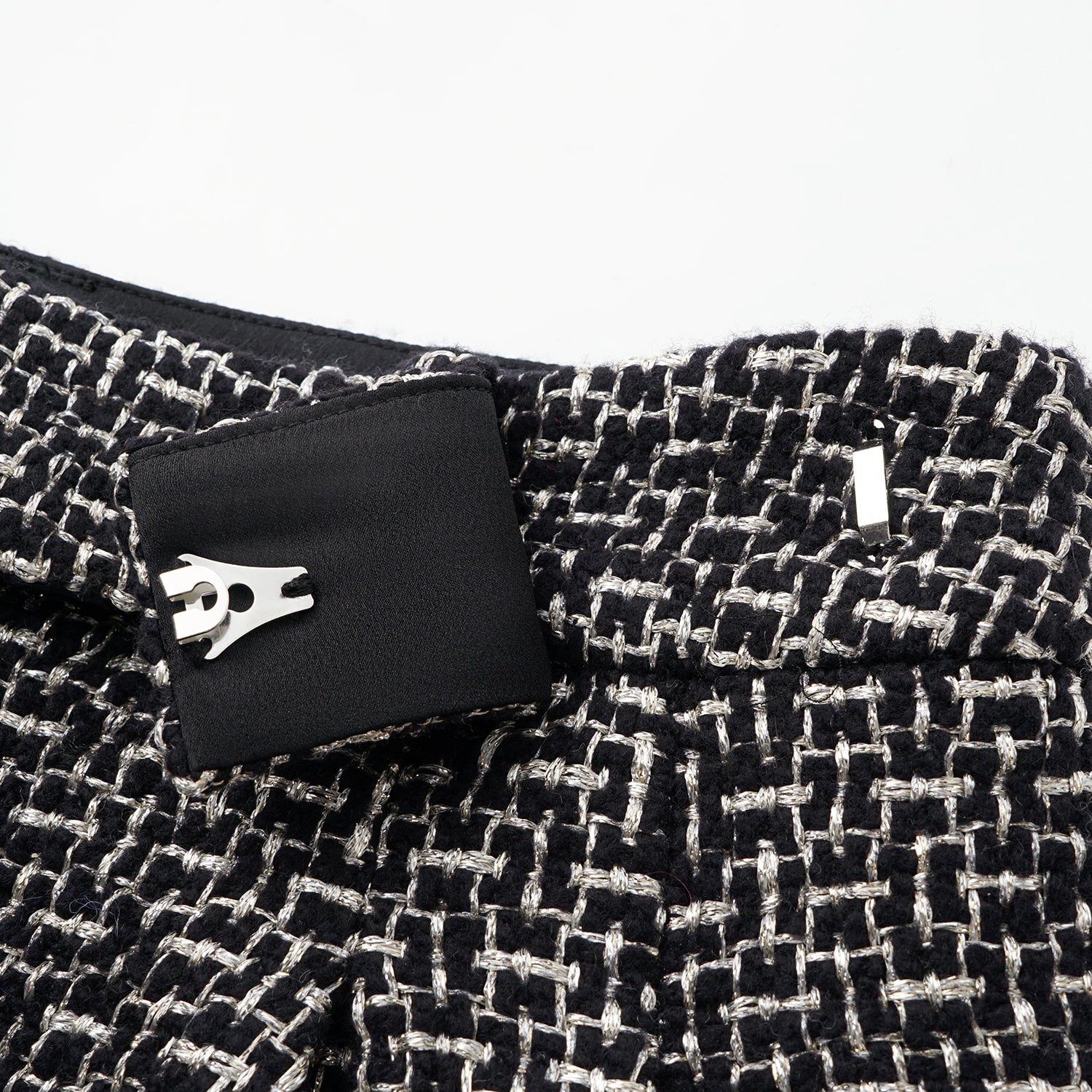 "Chelsea Citywalk." 羊毛真絲立體築理銀織花呢短褲—Woolf Noir吳爾芙之影