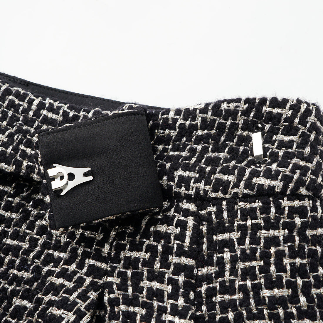 "Chelsea Citywalk." 羊毛真絲立體築理銀織花呢短褲—Woolf Noir吳爾芙之影