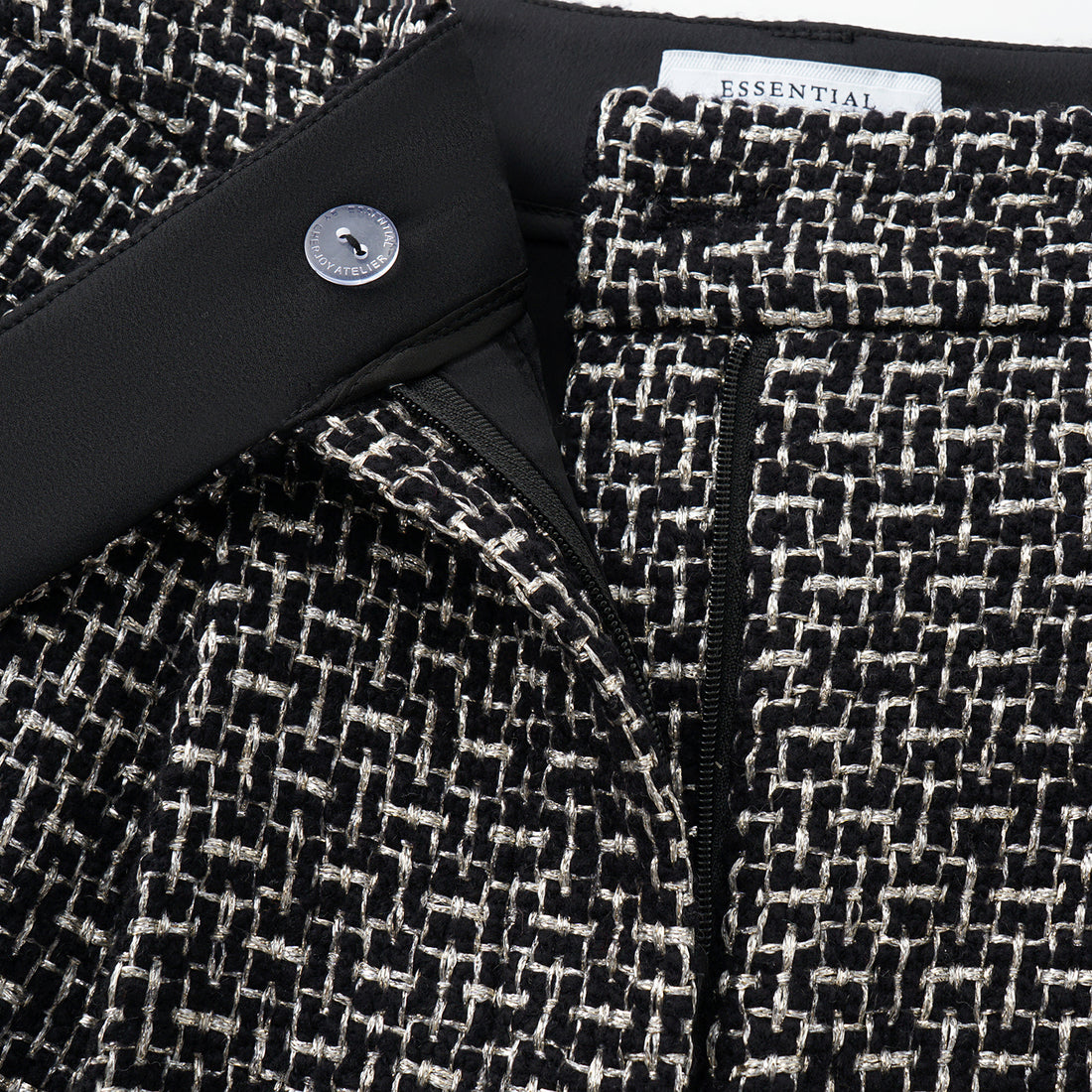 "Chelsea Citywalk." 羊毛真絲立體築理銀織花呢短褲—Woolf Noir吳爾芙之影