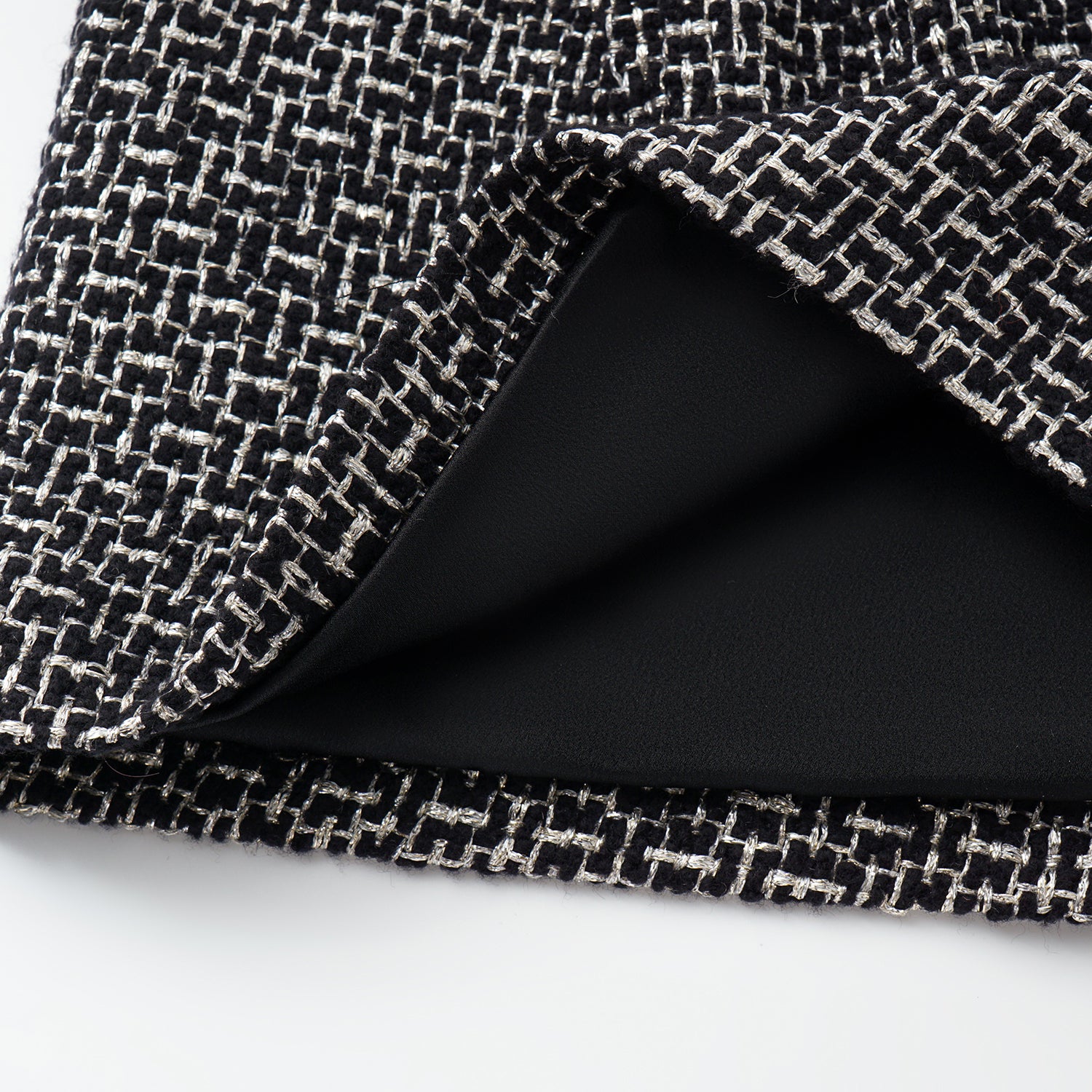 "Chelsea Citywalk." 羊毛真絲立體築理銀織花呢短褲—Woolf Noir吳爾芙之影