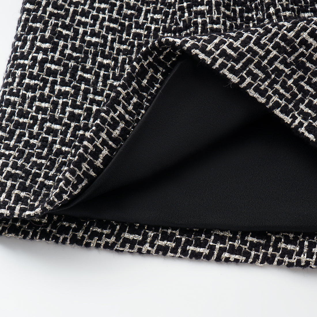 "Chelsea Citywalk." 羊毛真絲立體築理銀織花呢短褲—Woolf Noir吳爾芙之影