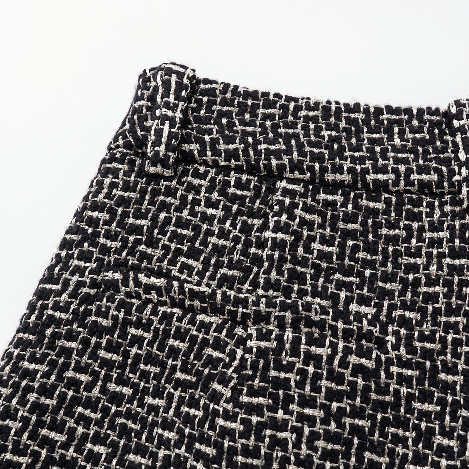 "Chelsea Citywalk." 羊毛真絲立體築理銀織花呢短褲—Woolf Noir吳爾芙之影