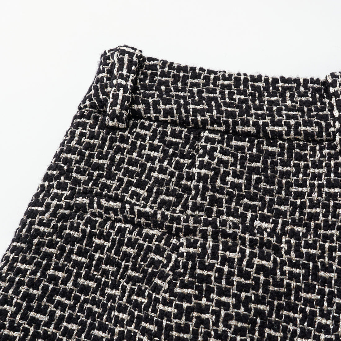 "Chelsea Citywalk." 羊毛真絲立體築理銀織花呢短褲—Woolf Noir吳爾芙之影