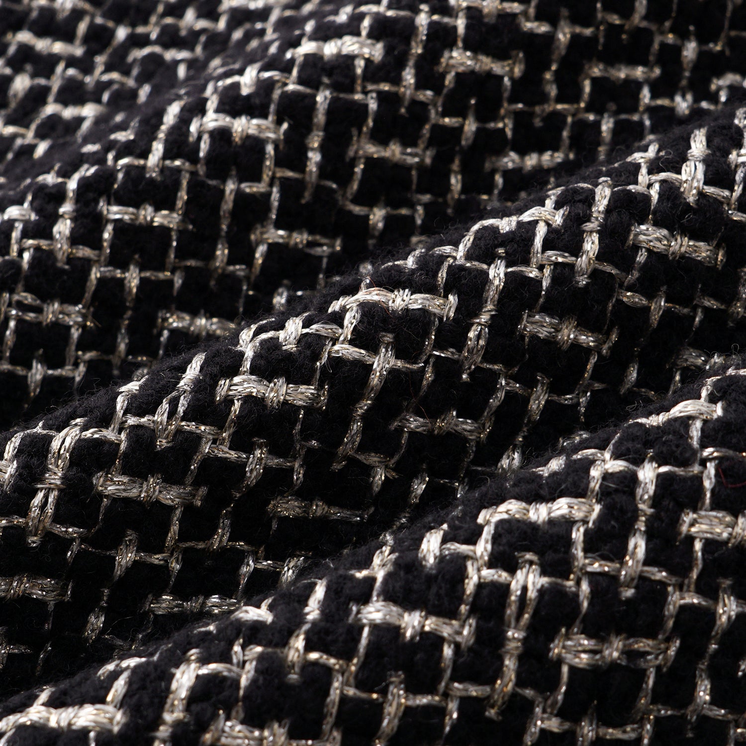 "Chelsea Citywalk." 羊毛真絲立體築理銀織花呢短褲—Woolf Noir吳爾芙之影