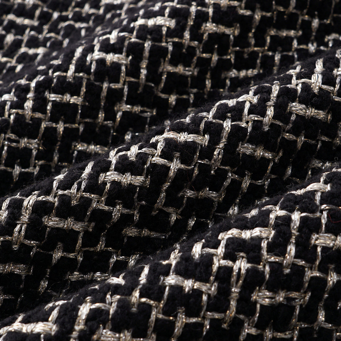 "Chelsea Citywalk." 羊毛真絲立體築理銀織花呢短褲—Woolf Noir吳爾芙之影