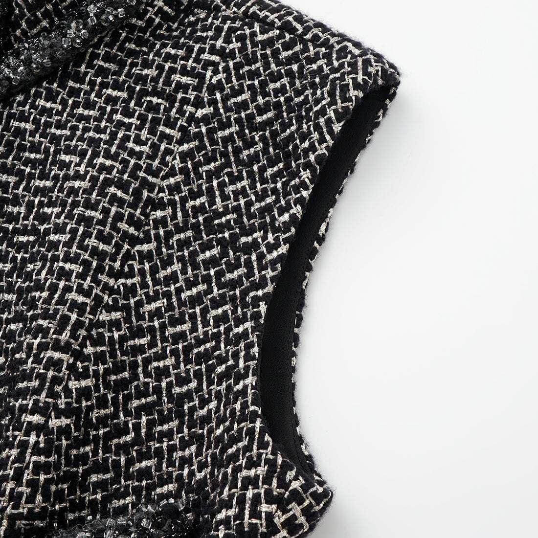 "Chelsea Citywalk." 羊毛真絲立體築理銀織花呢修身馬甲背心洋裝—Woolf Noir吳爾芙之影