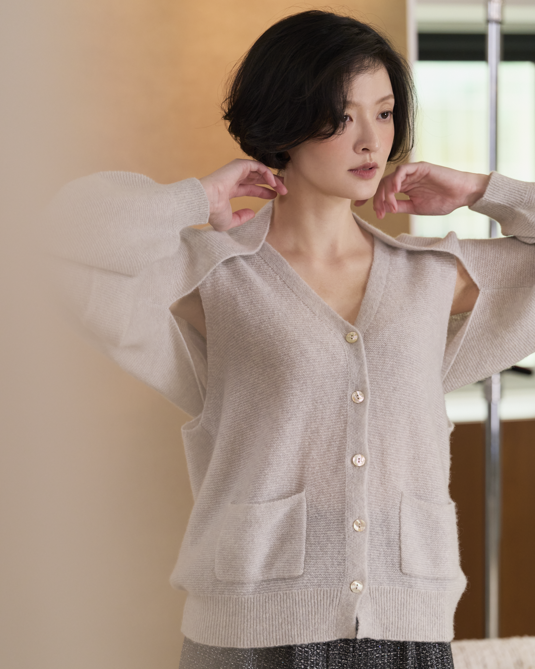 “自在相依 Together at Ease • 霧灰 Mist Grey” 真絲 Cashmere 短版針織小外套