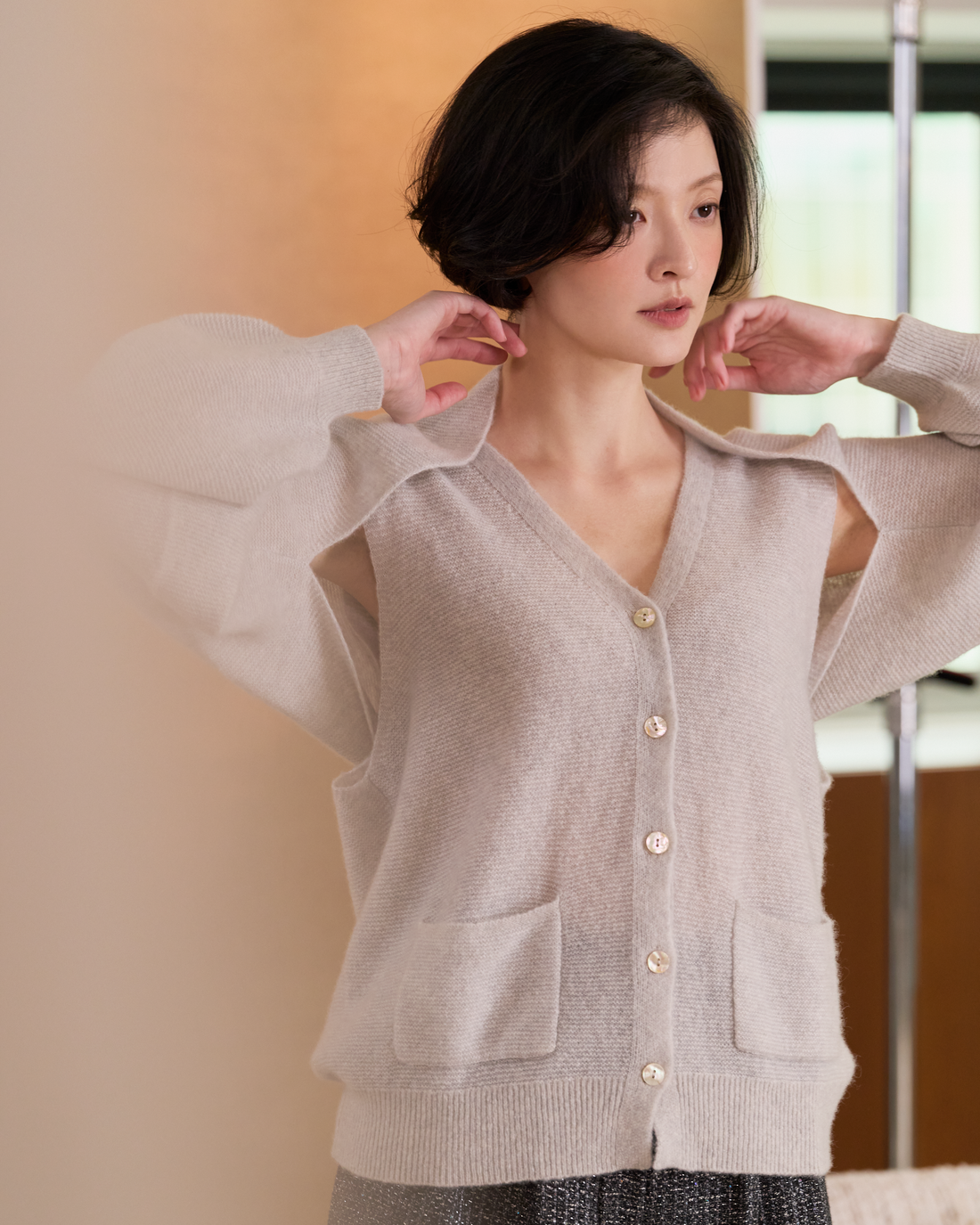 “自在相依 Together at Ease • 霧灰 Mist Grey” 真絲 Cashmere 短版針織小外套