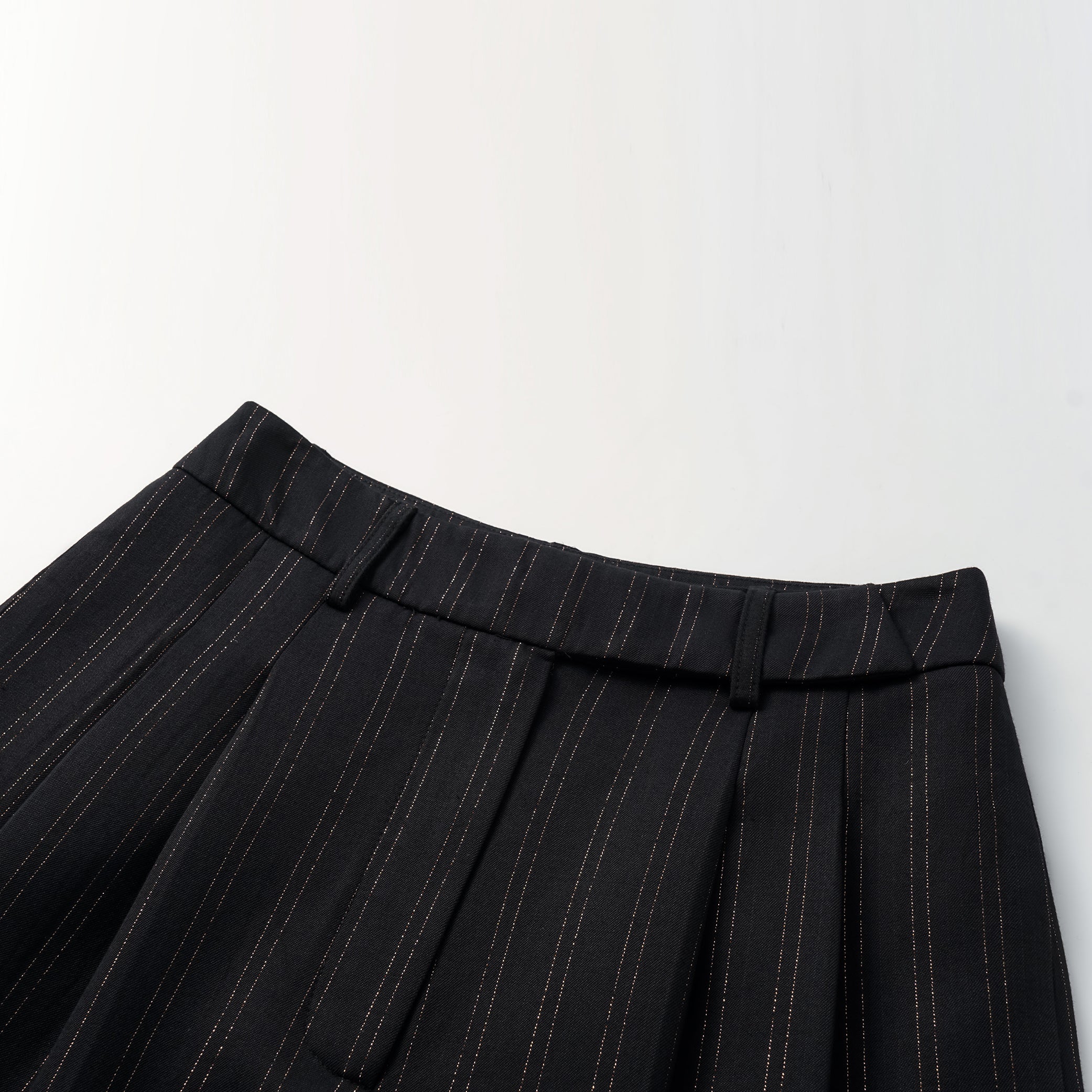 "Speak Sleek." 義大利織金工藝直條西裝短褲—Indigo