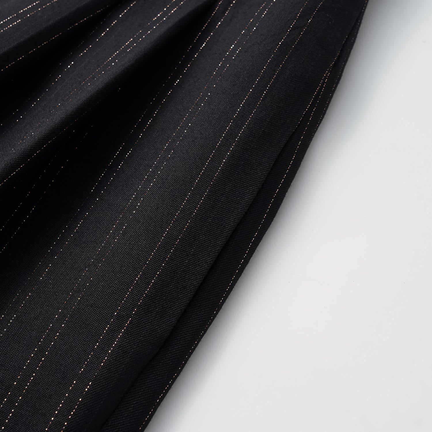 "Speak Sleek." 義大利織金工藝直條西裝短褲—Indigo