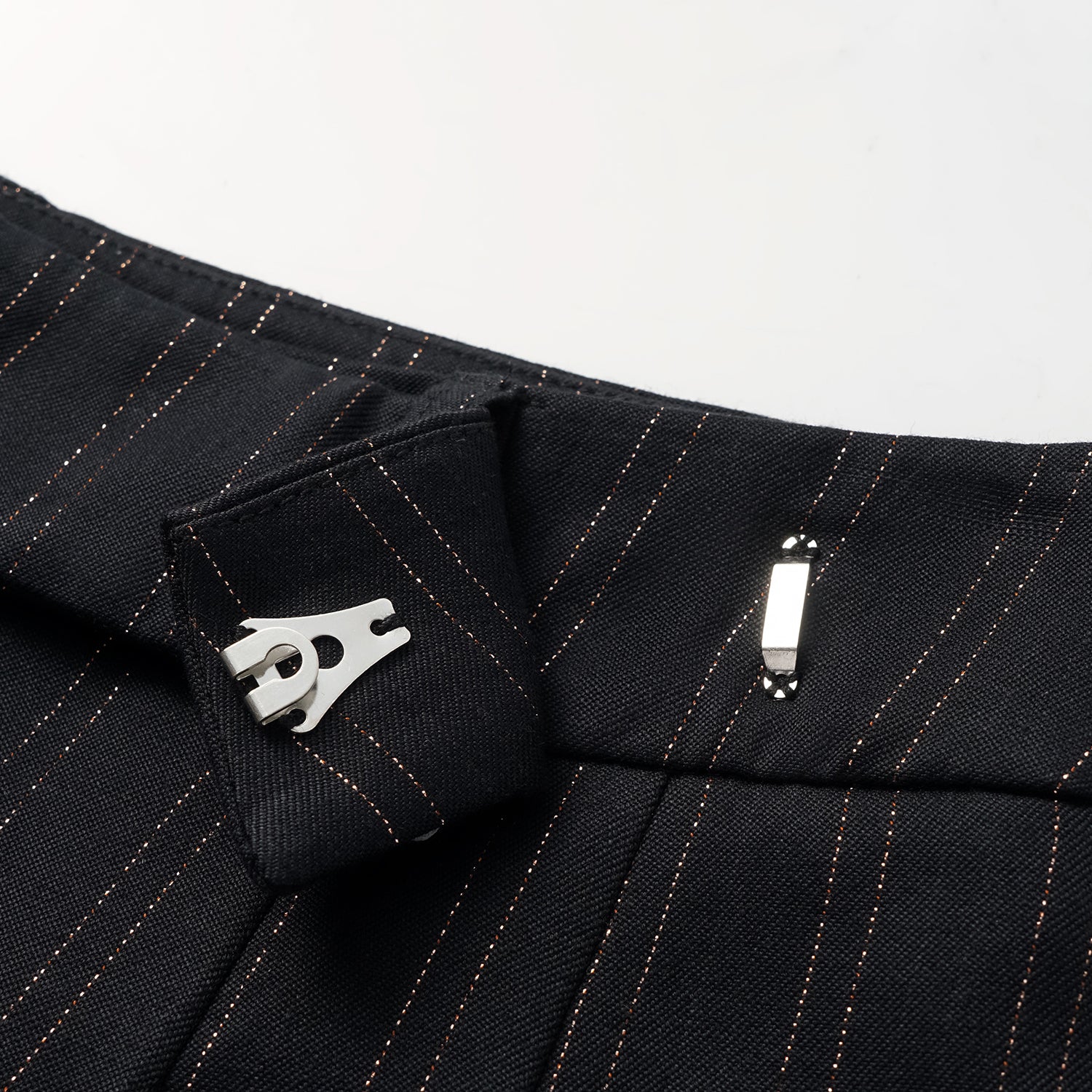 "Speak Sleek." 義大利織金工藝直條西裝短褲—Indigo