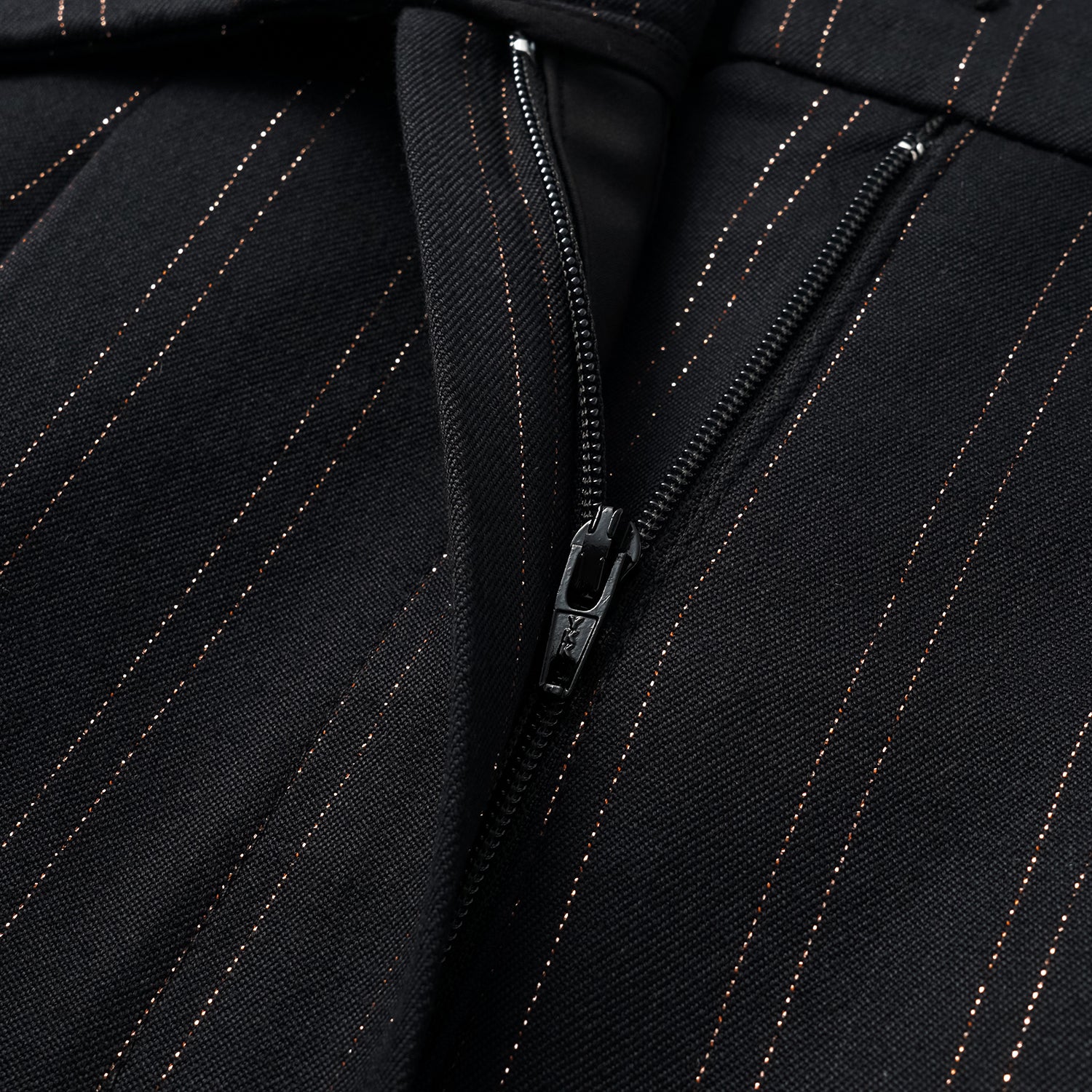 "Speak Sleek." 義大利織金工藝直條西裝短褲—Indigo