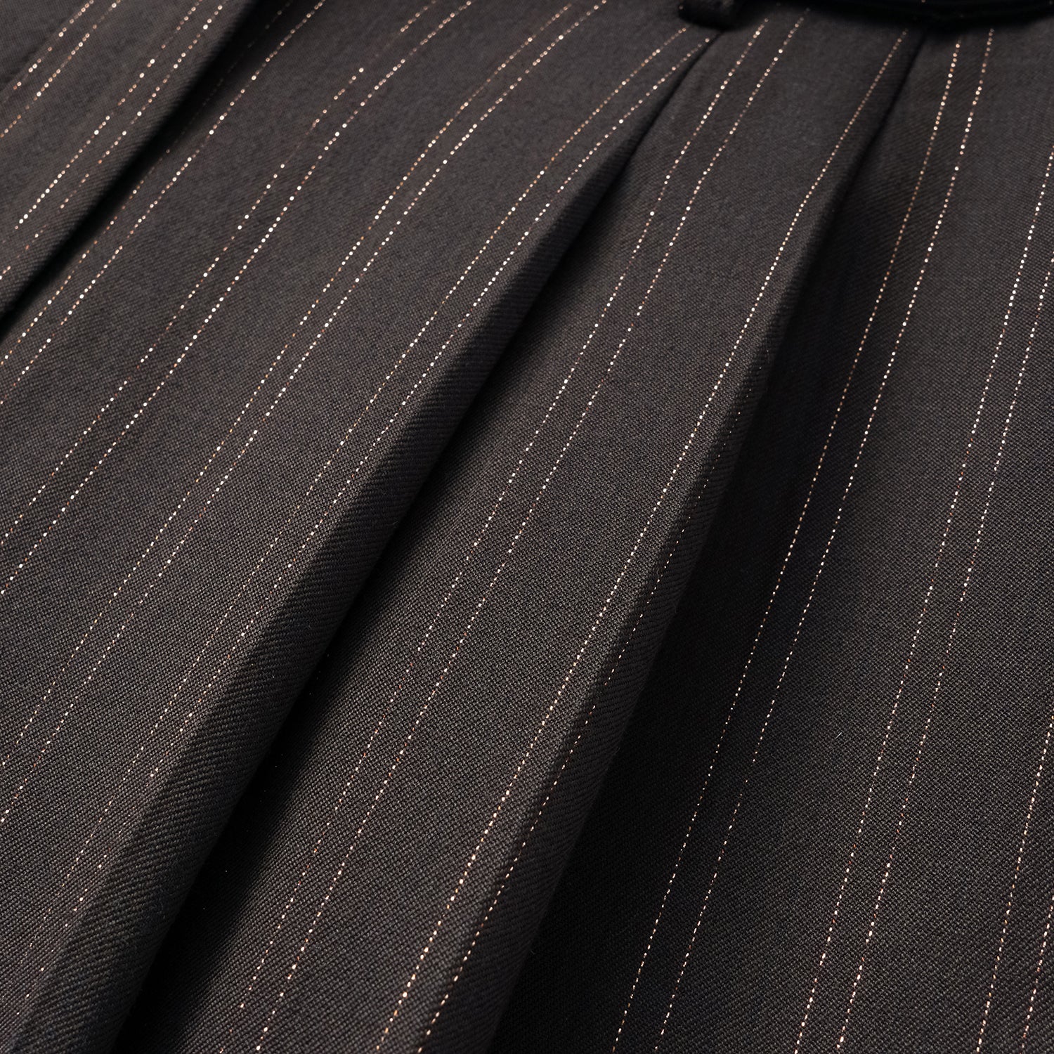 "Speak Sleek." 義大利織金工藝直條西裝短褲—InK