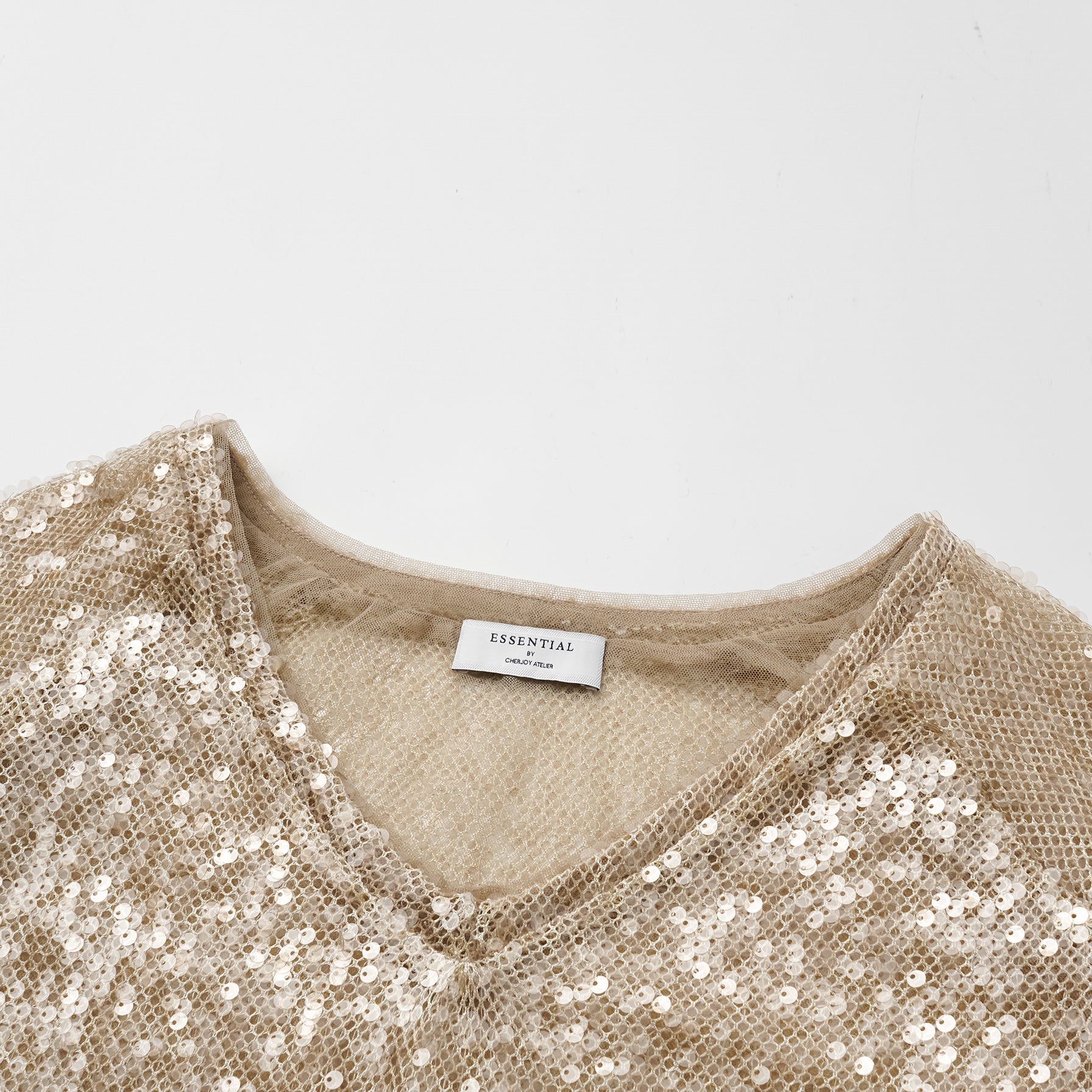 “Daytime Party.” 粼波光藝針織V領上衣