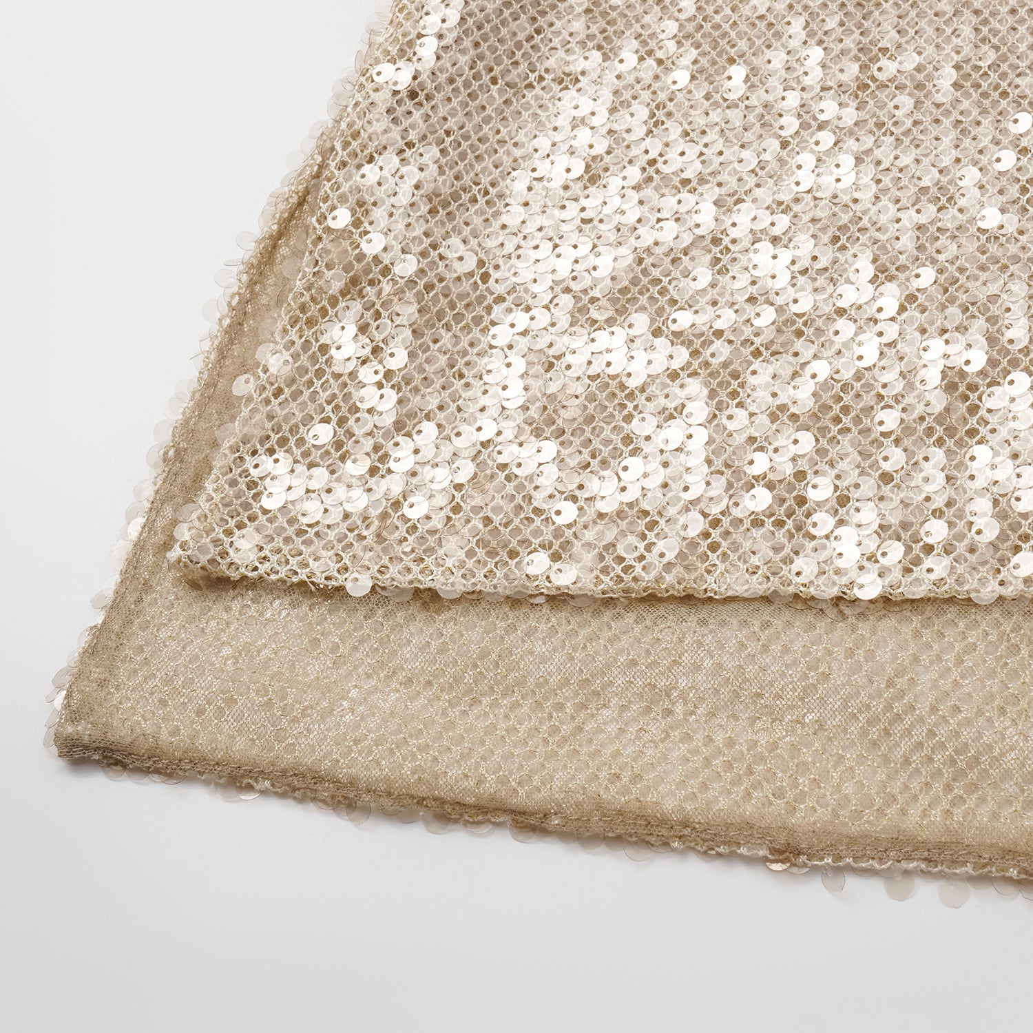 “Daytime Party.” 粼波光藝針織V領上衣