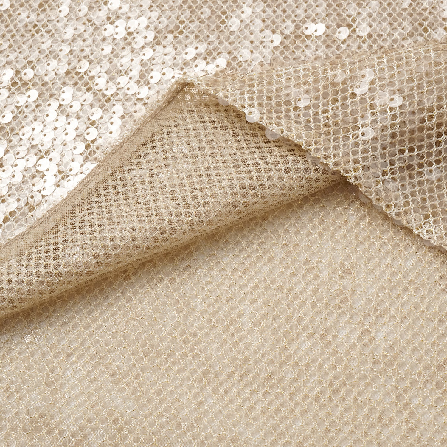 “Daytime Party.” 粼波光藝針織V領上衣