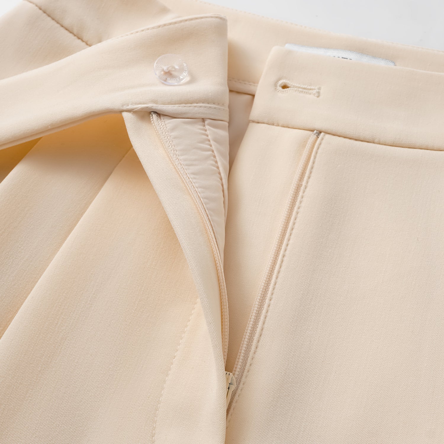 "Weekend at Monaco." 義大利肌理面料短褲—Beige