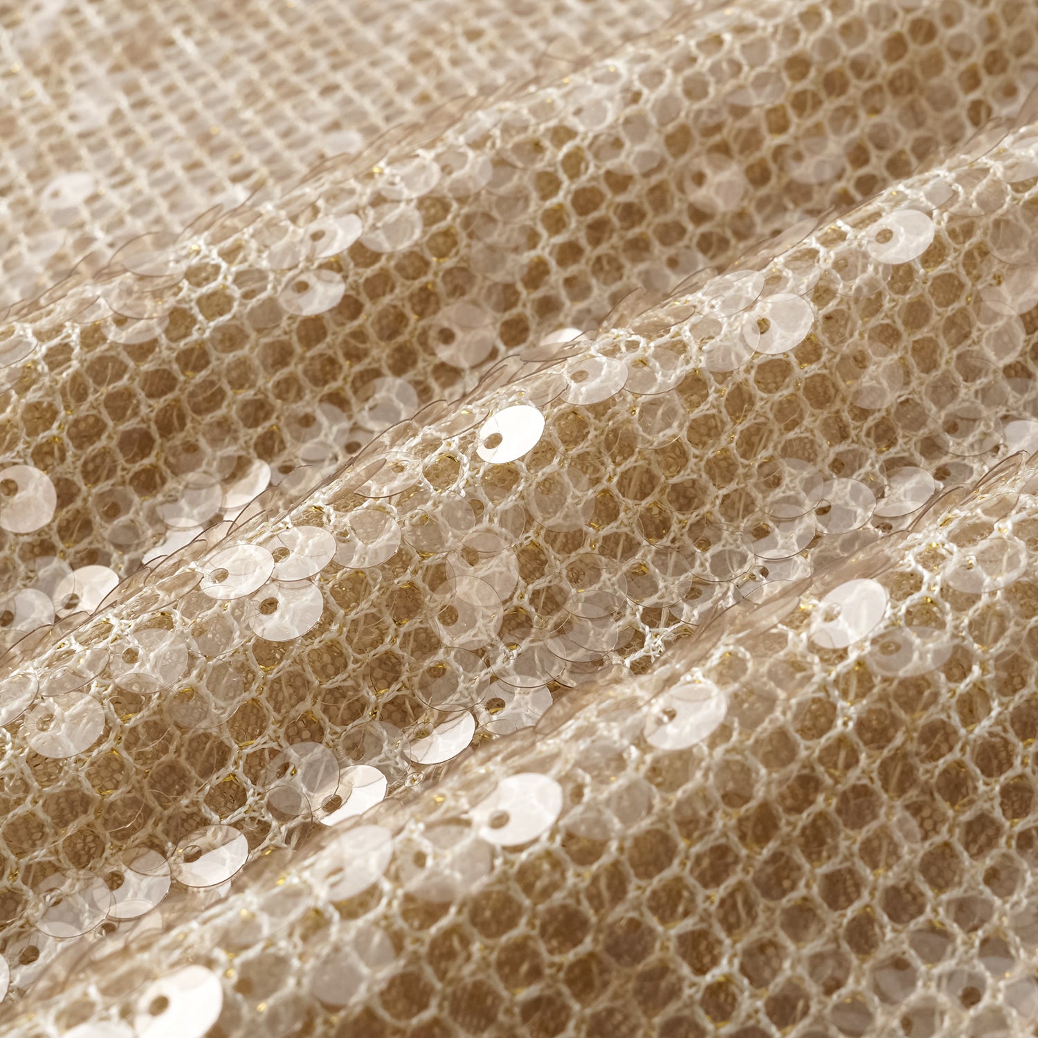 “Daytime Party.” 粼波光藝針織V領上衣