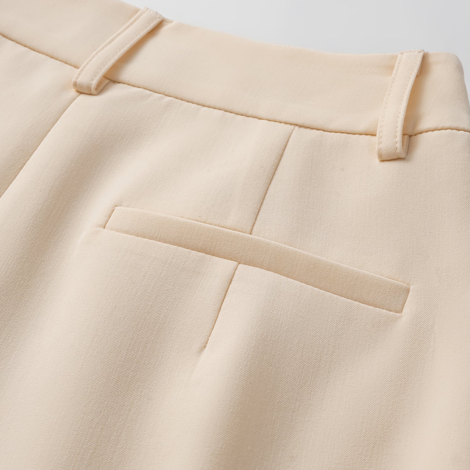 "Weekend at Monaco." 義大利肌理面料短褲—Beige