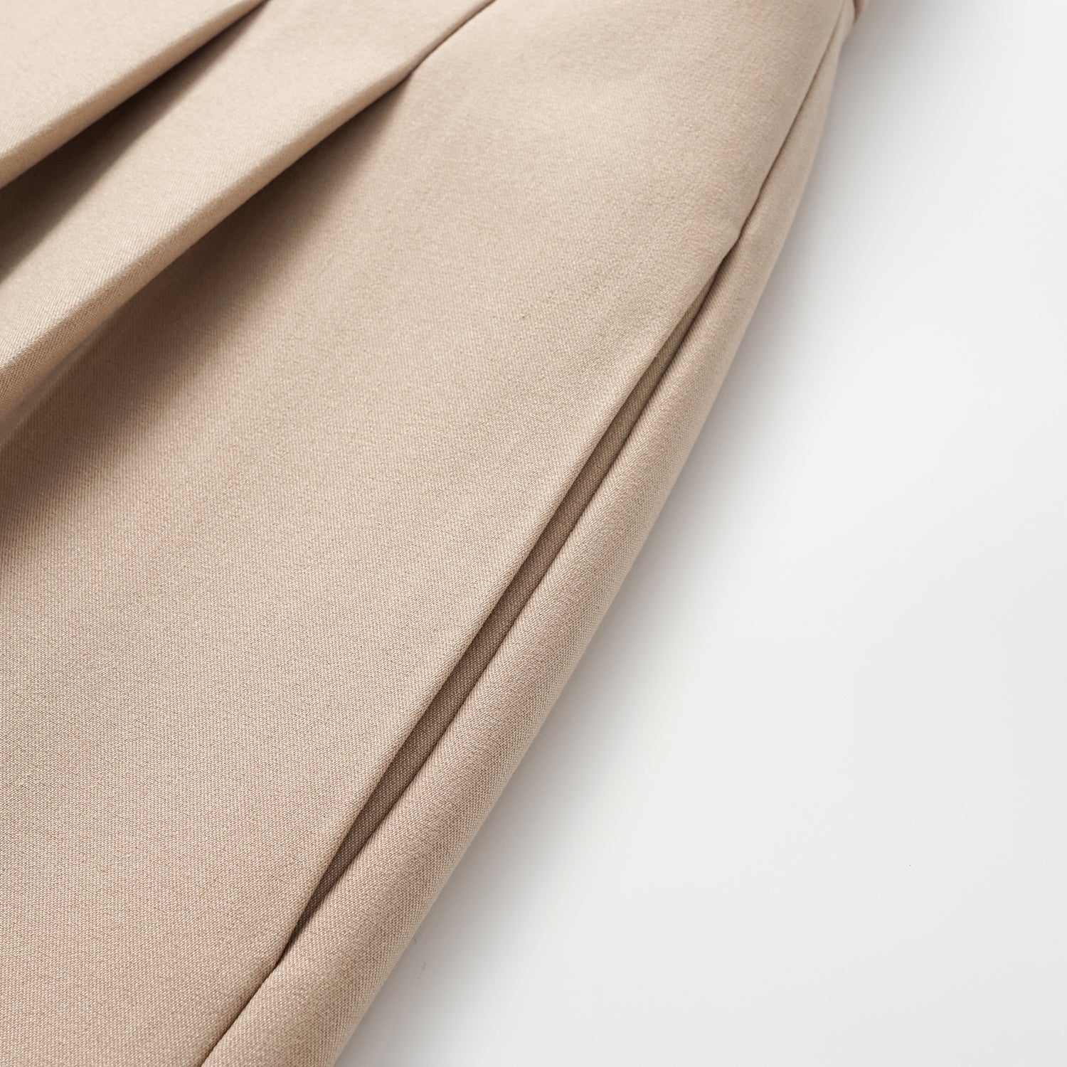 "Weekend at Monaco." 義大利肌理面料短褲—Taupe