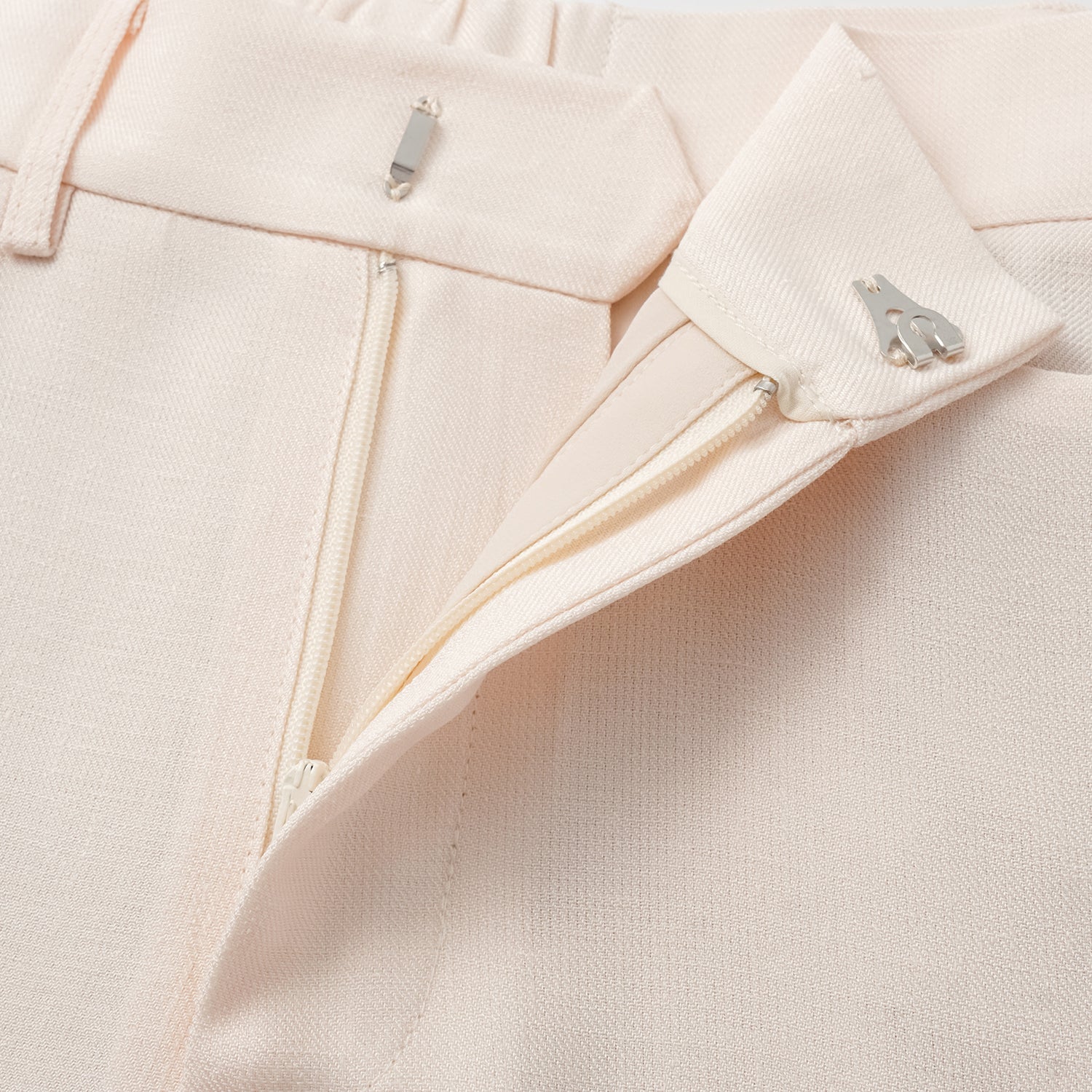 "Weekend at Monaco." 特殊絲竹肌理工藝醋酸休閒九分褲—Ivory