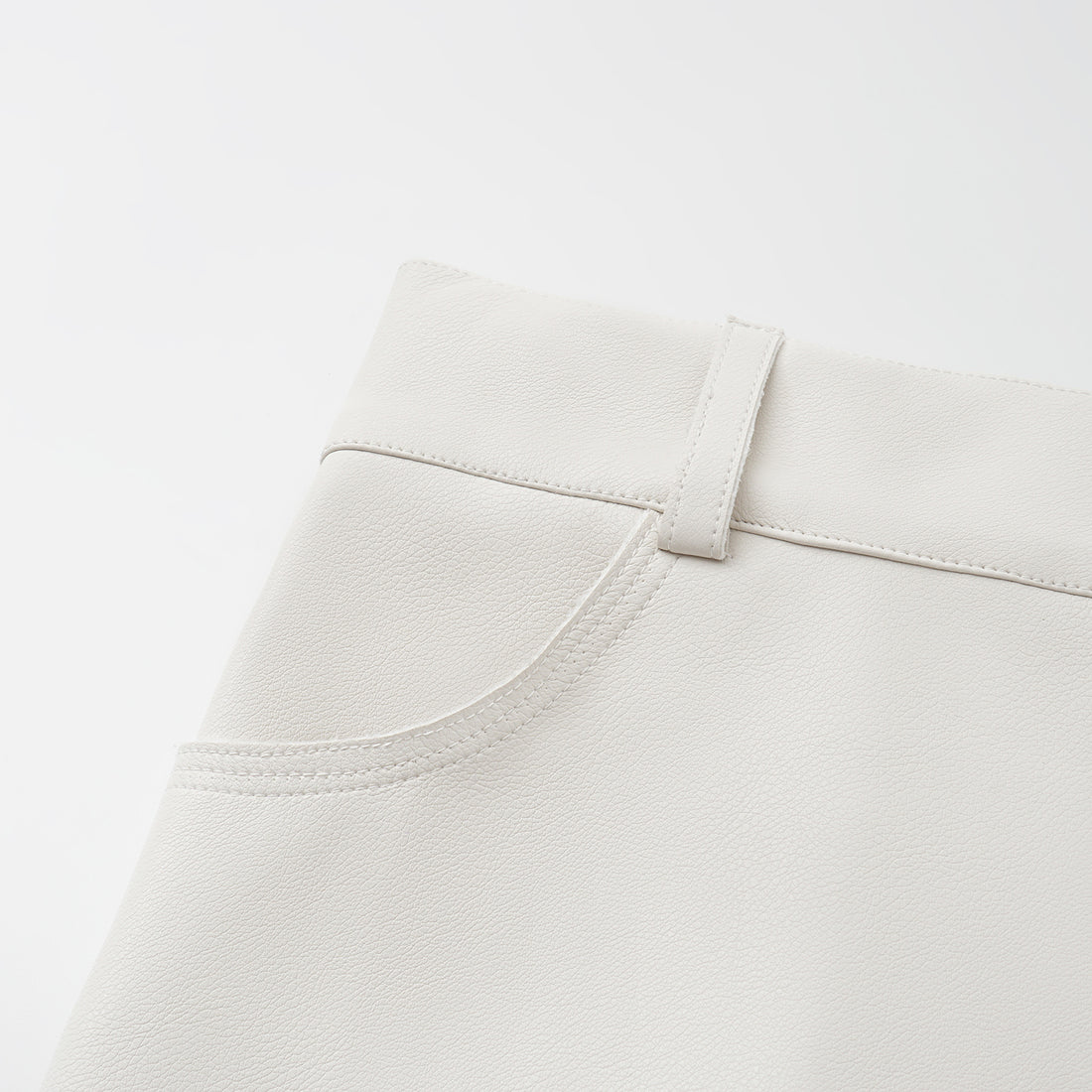 “Easy-go Chic” 純素皮精裁切皮工藝九分褲—Champagne Mousse慕斯香檳