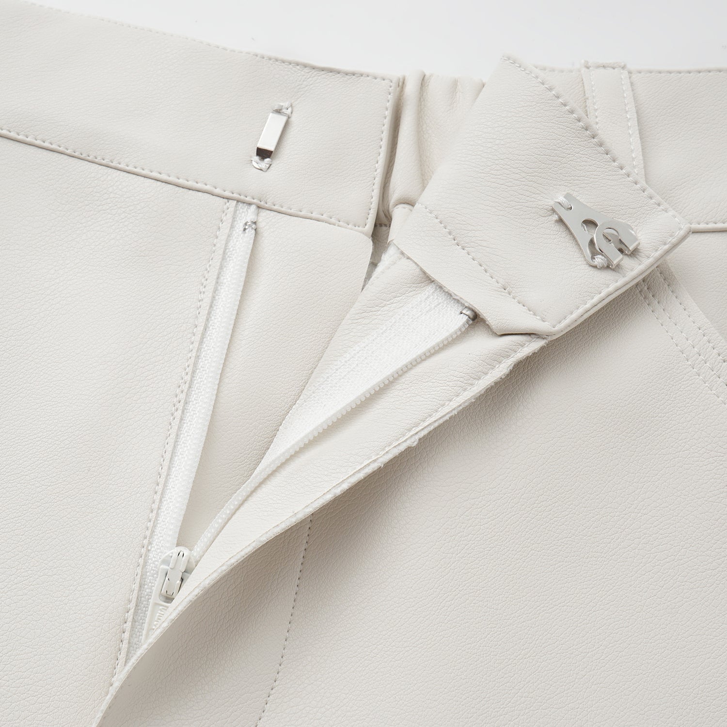 “Easy-go Chic” 純素皮精裁切皮工藝九分褲—Champagne Mousse慕斯香檳