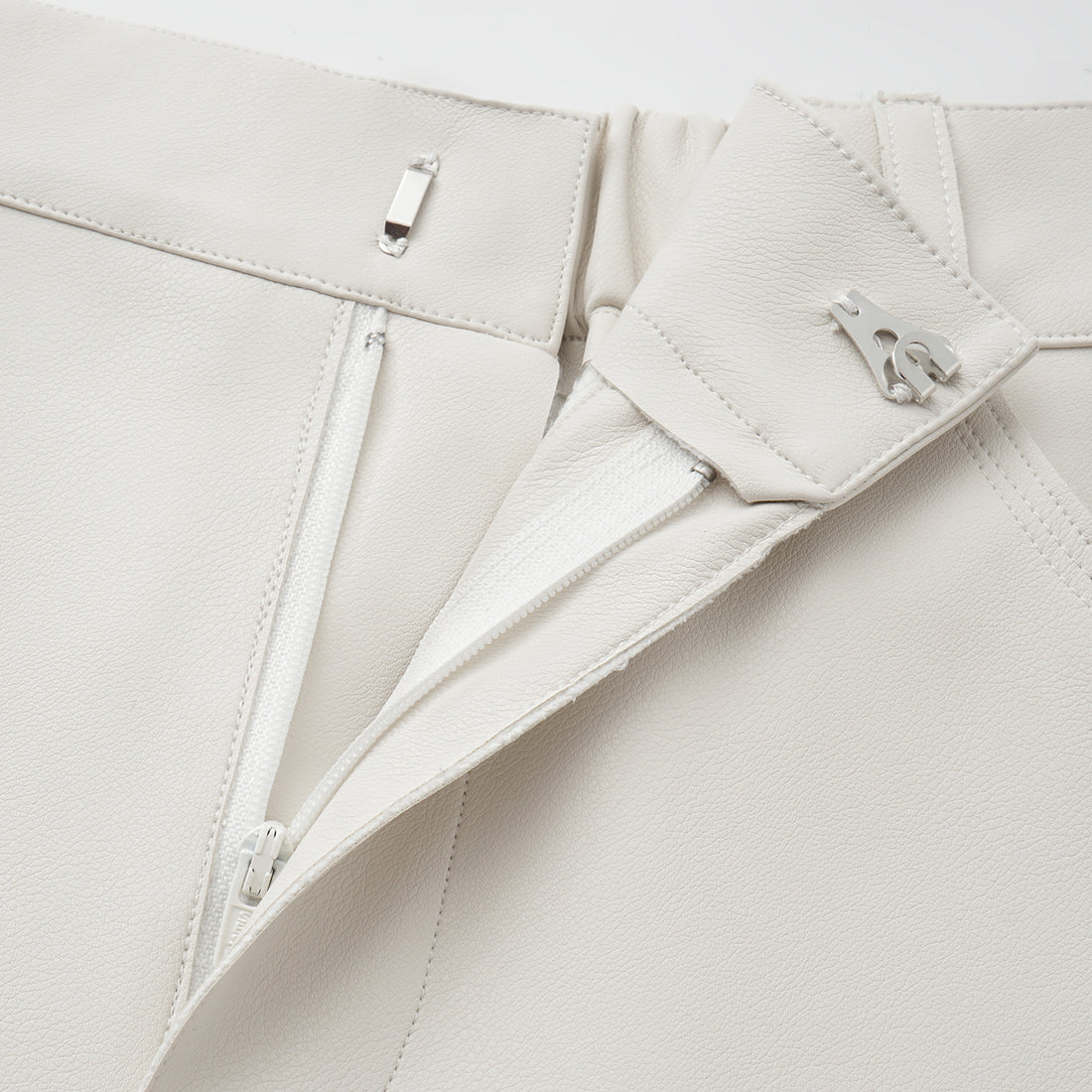 “Easy-go Chic” 純素皮精裁切皮工藝九分褲—Champagne Mousse慕斯香檳