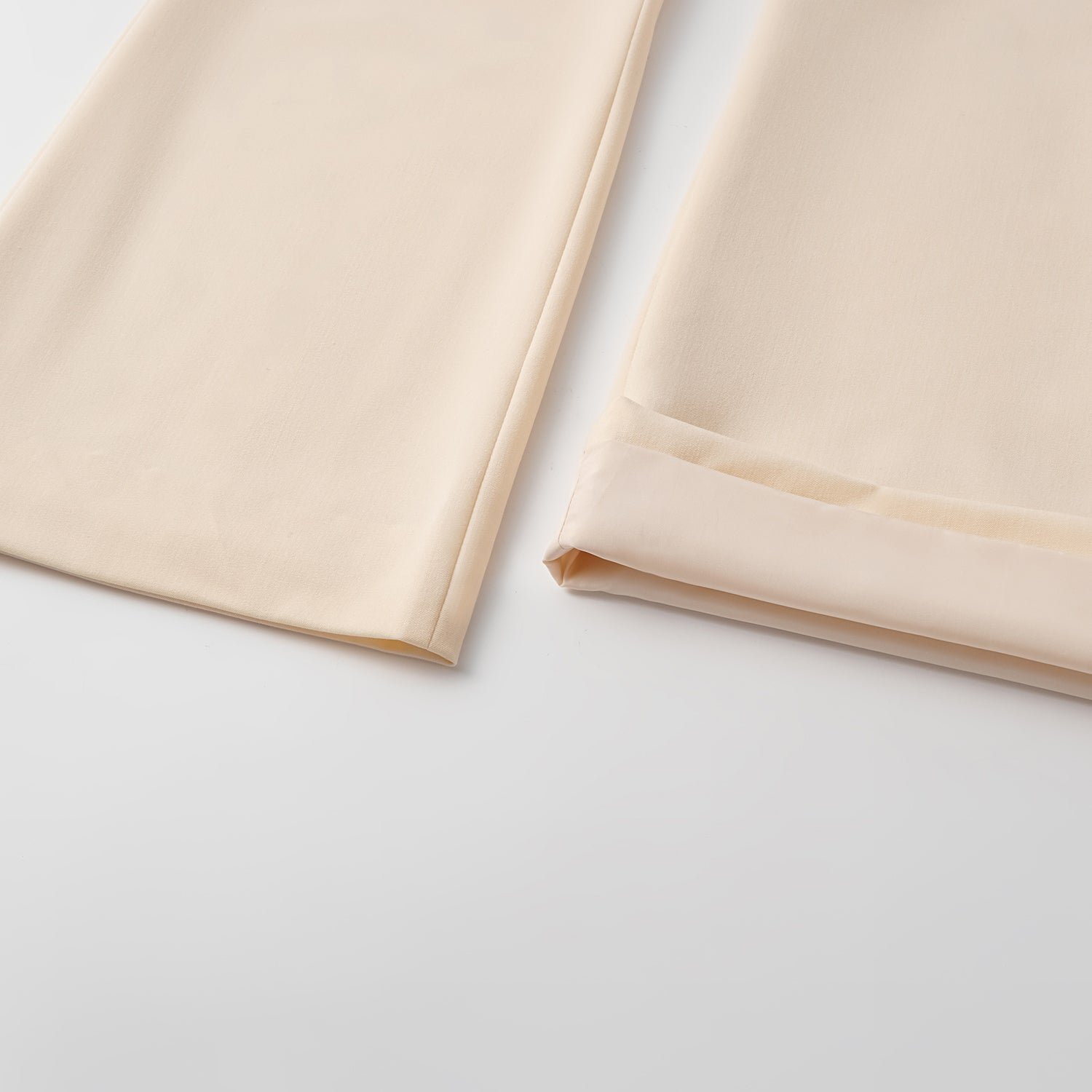 "Weekend at Monaco." 義大利肌理面料九分喇叭褲—Beige