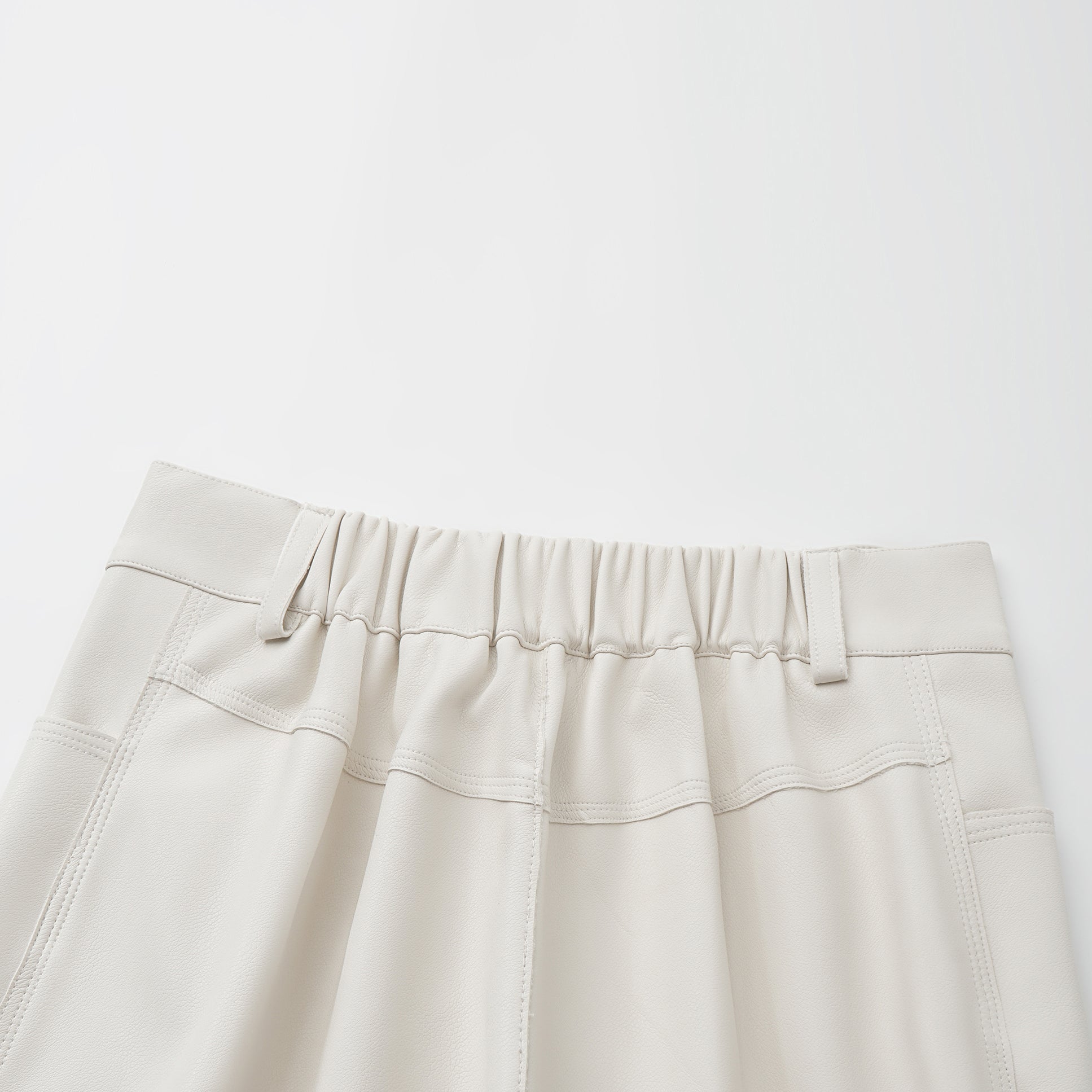 “Easy-go Chic” 純素皮精裁切皮工藝九分褲—Champagne Mousse慕斯香檳