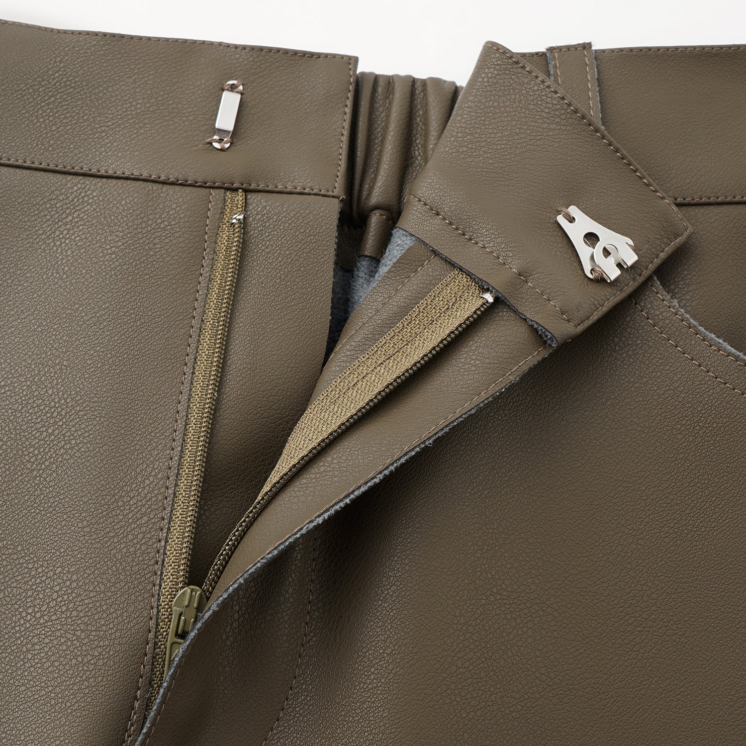 “Easy-go Chic” 純素皮精裁切皮工藝九分褲—Chocolate Lab巧克香氣