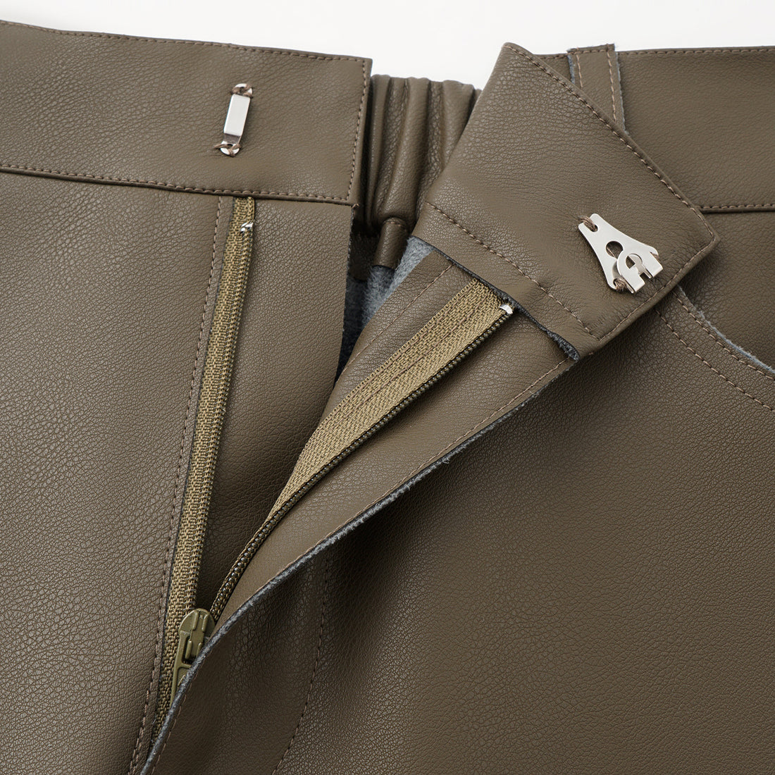 “Easy-go Chic” 純素皮精裁切皮工藝九分褲—Chocolate Lab巧克香氣